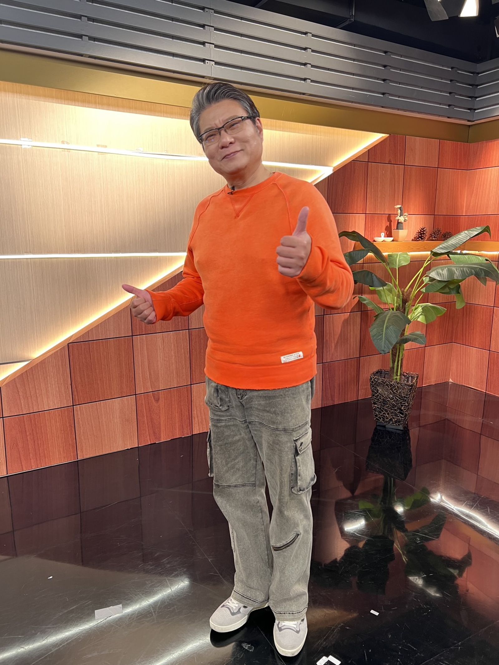 陳文山拍戲時曾遭樹幹插入後背,緊急送醫確認無大礙後,竟光速重返劇組拍攝,展現敬業精神。年代提供