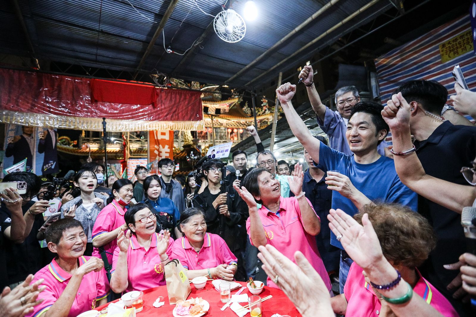 中間選民不是固定的社會階層，而是隨政治環境與世代更替，不斷重新組合的異質群體。攝影鄒保祥