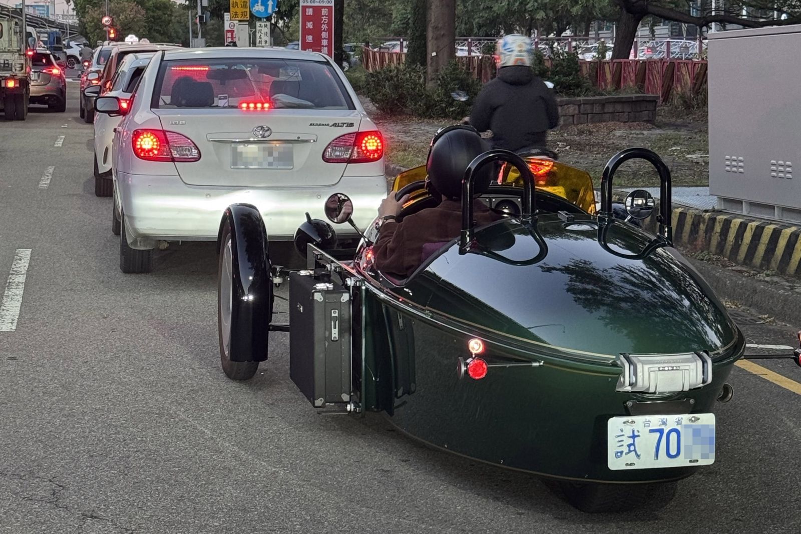 「英國賽車綠」三輪跑車現身台中！車頭超復古如螺旋槳戰機　專業網友揭驚人來歷