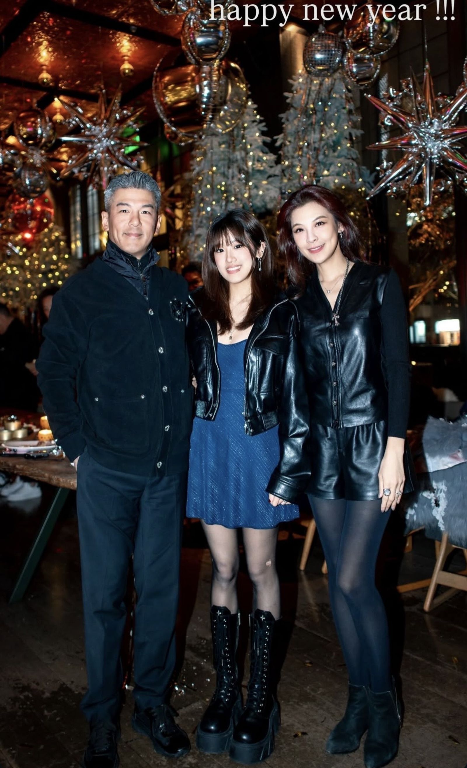 梧桐妹（中）在新年第一天分享與爸爸孫志浩（左）、繼母林若亞合照。翻攝IG @angelsun619