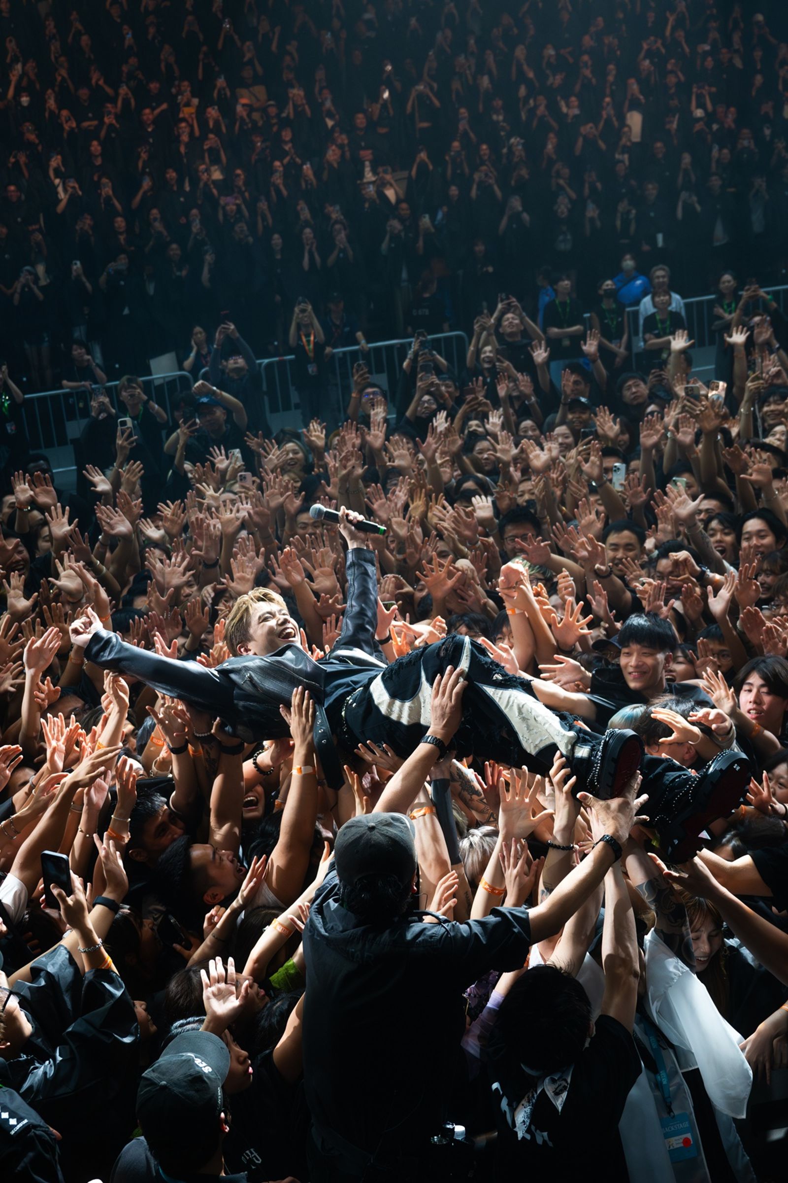 張敬軒在好友Tyson Yoshi的演唱會上大玩人體衝浪。想不到音樂工作室提供