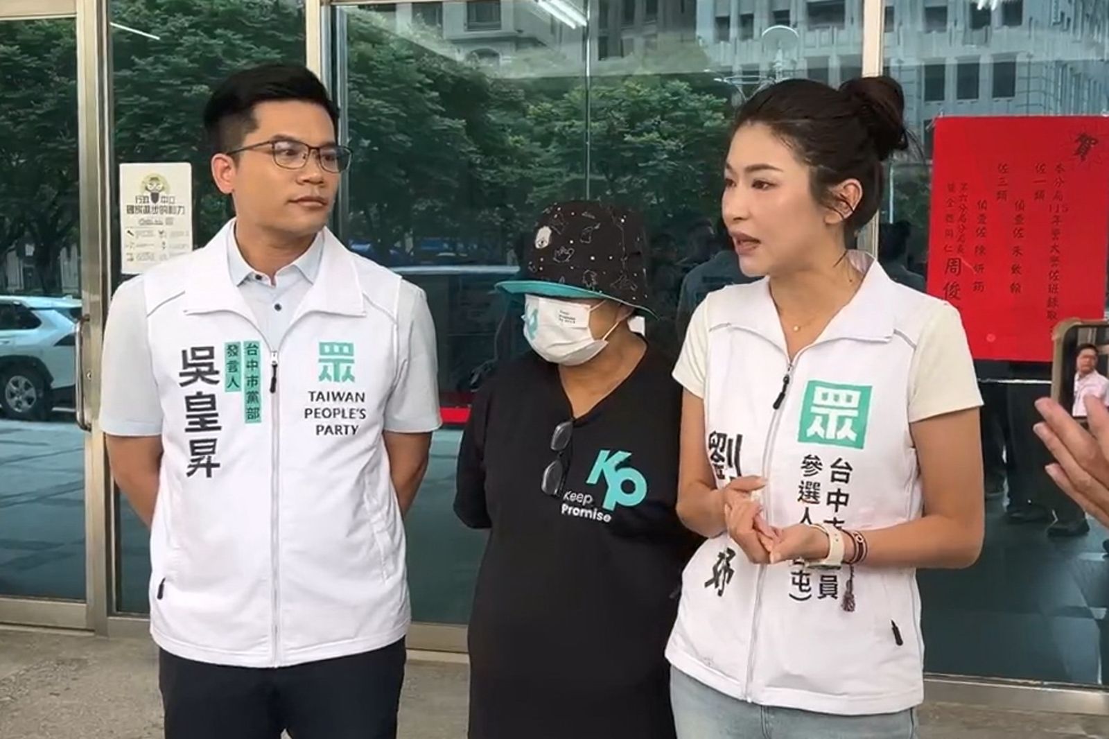 柯文哲逢甲夜市掃街拜票遭「辣椒水」無差別攻擊　正妹選將報警：至少3波突襲