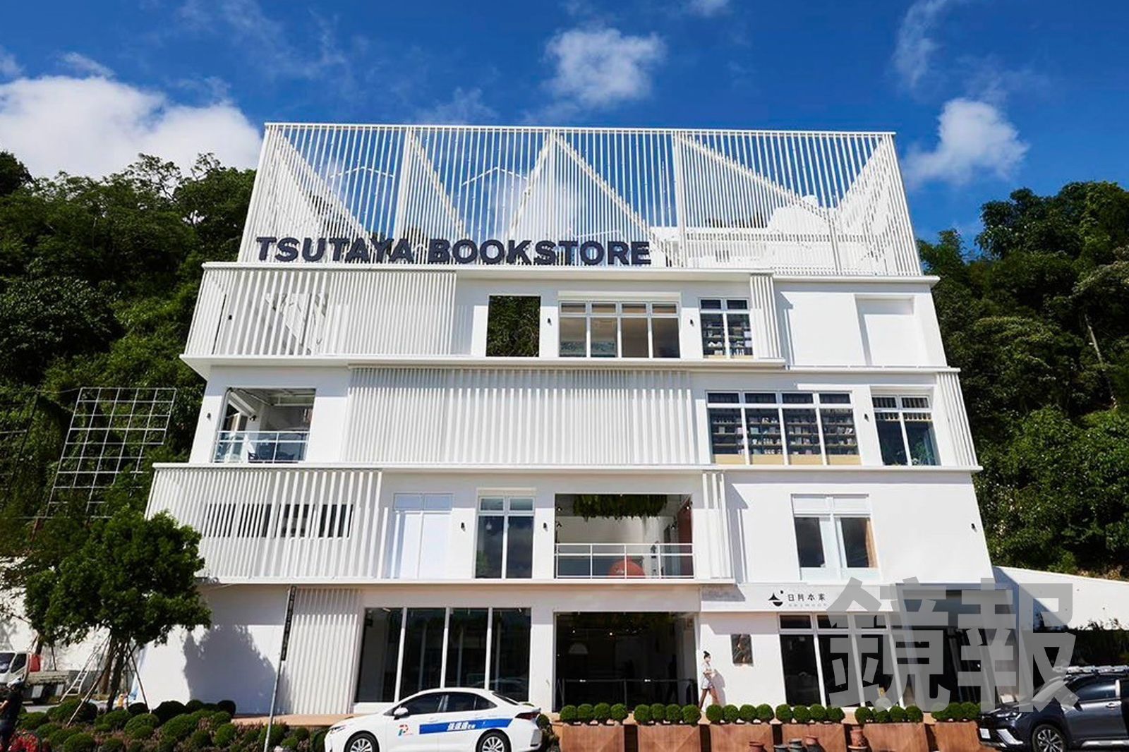 10商場位於國道6號愛蘭交流道旁，外觀為純白現代建築，導入日系書店等知名品牌。業者提供