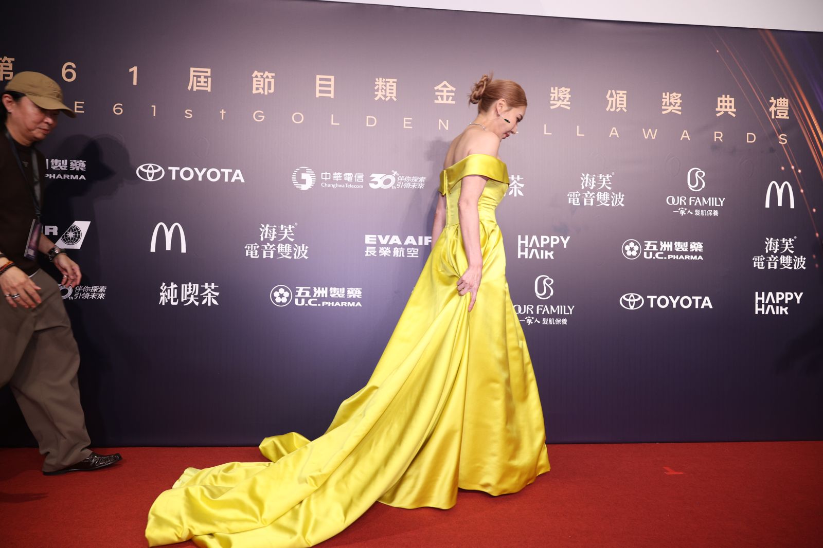 小禎穿上神似迪士尼公主貝兒的禮服。攝影組