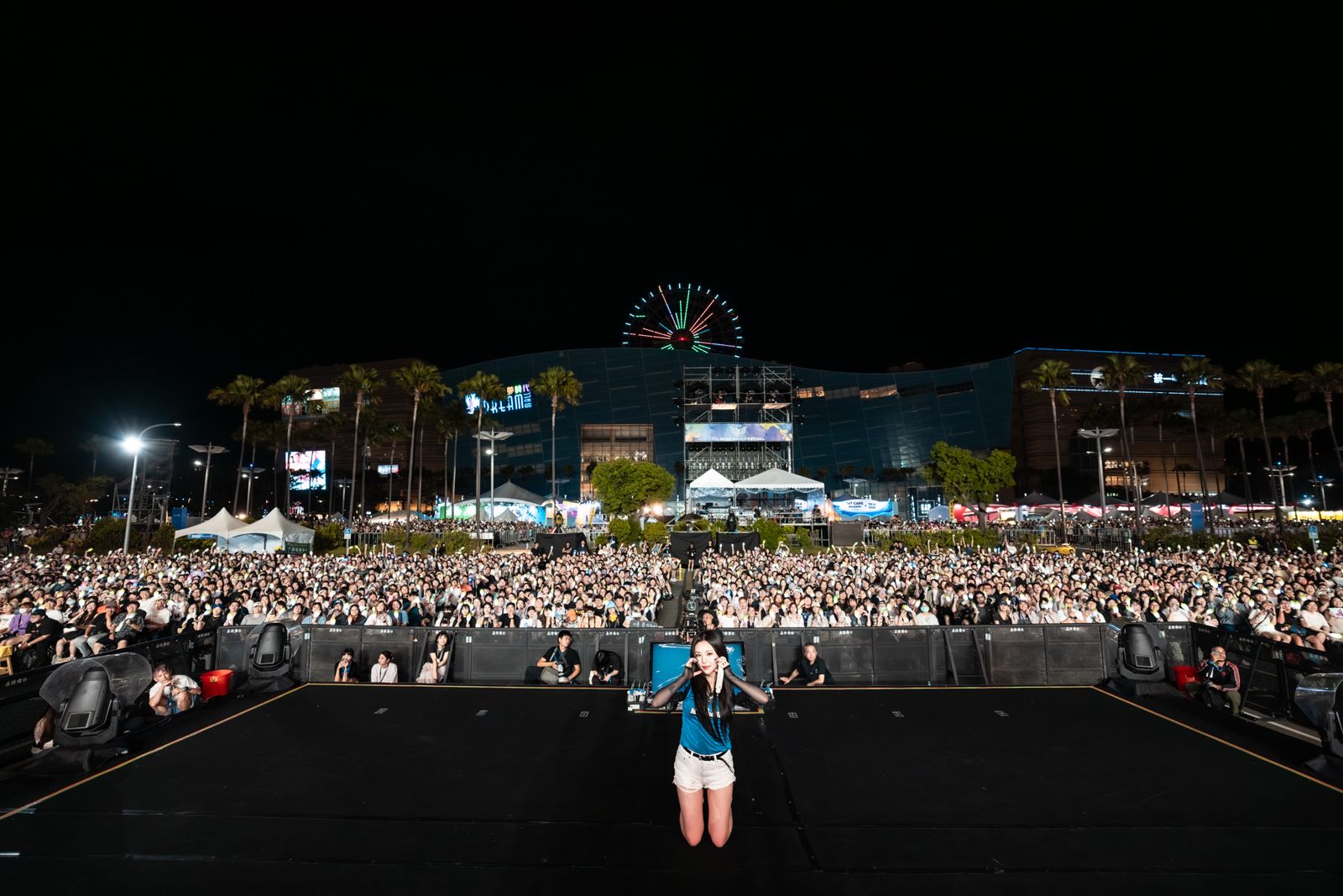 輝人除了走向延伸舞台，近距離看粉絲表情，還與全場歌迷大合照留念。讀者提供