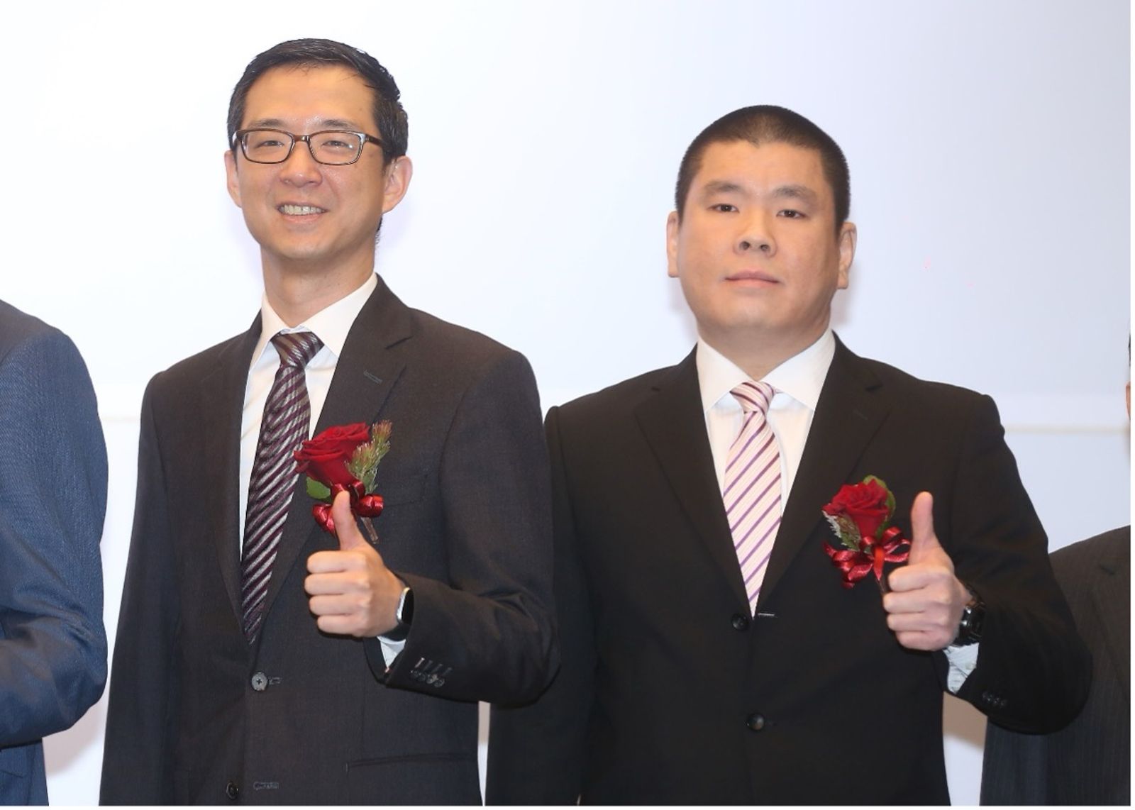 國泰金控第三代接班大戲正式開演,蔡宗翰(左)、蔡宗諺(右)雙雙進入董事會,此一布局不僅延續了家族的傳統,也為決策高層注入AI數位新時代的活力。(鏡週刊提供)