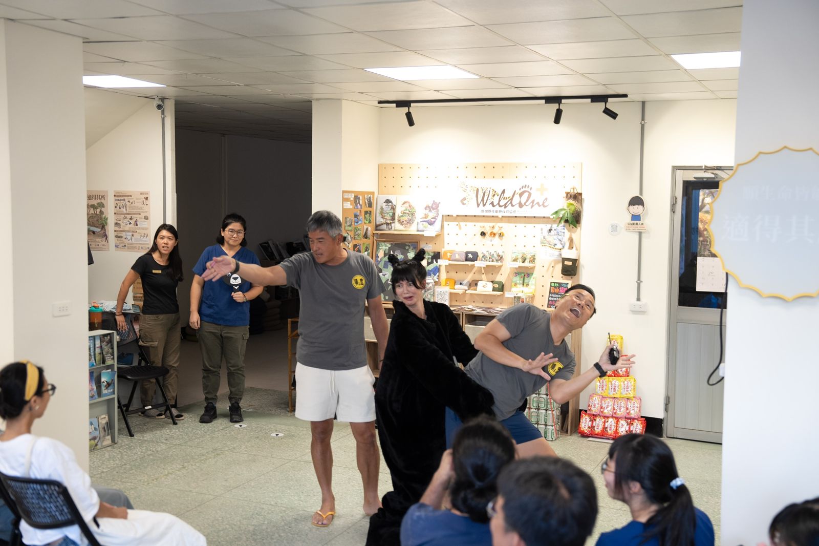 《歐吉桑騎士》李銘忠（右起）、白癡公主、李銘順彩排行動劇。公視提供