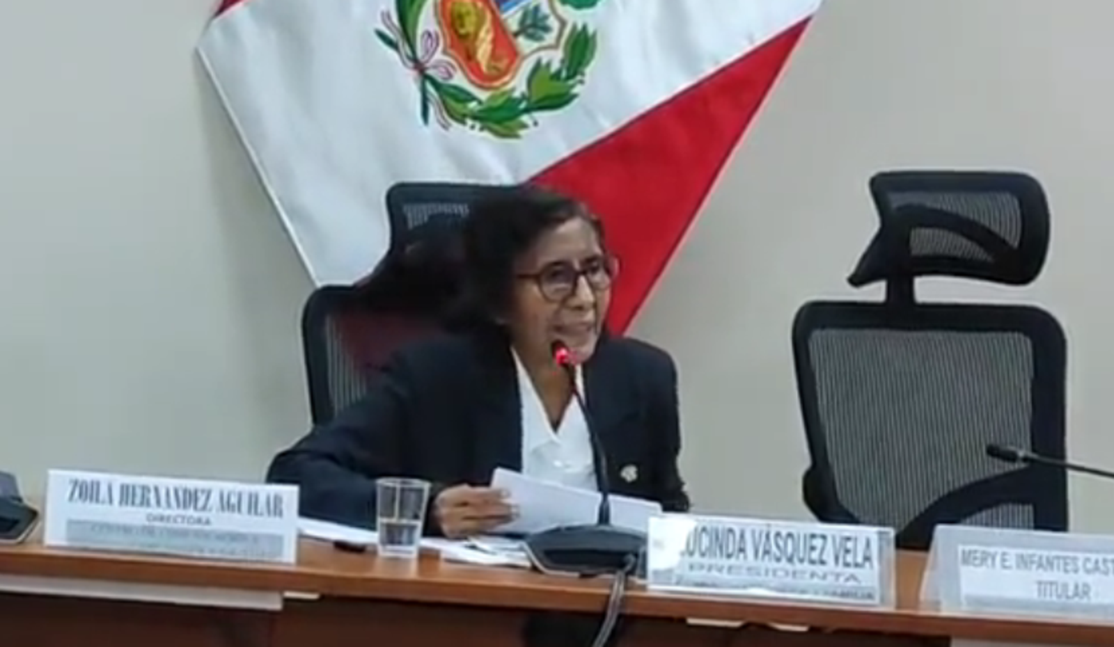 祕魯聖馬丁省國會議員盧辛達.巴斯克斯(Lucinda Vásquez)在辦公室要求助理幫忙剪腳指甲引起眾怒。圖/翻攝自X@Lucinda Vásquez