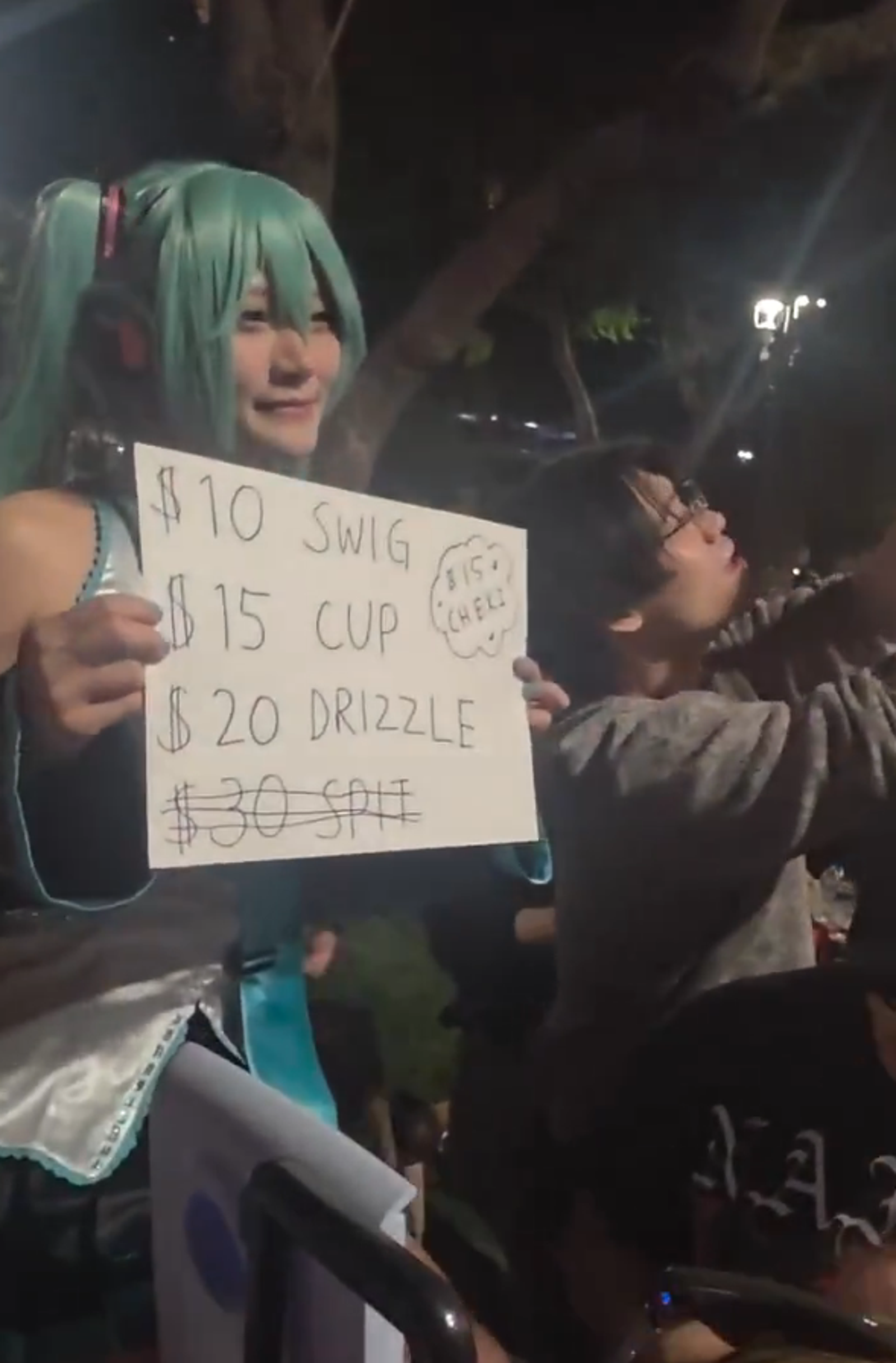 美國加州動漫場出現獵奇攤位,一名Coser兜售現泡的腳汁,吸引大批男粉絲排隊購買。圖/翻攝自X @Oniyaki