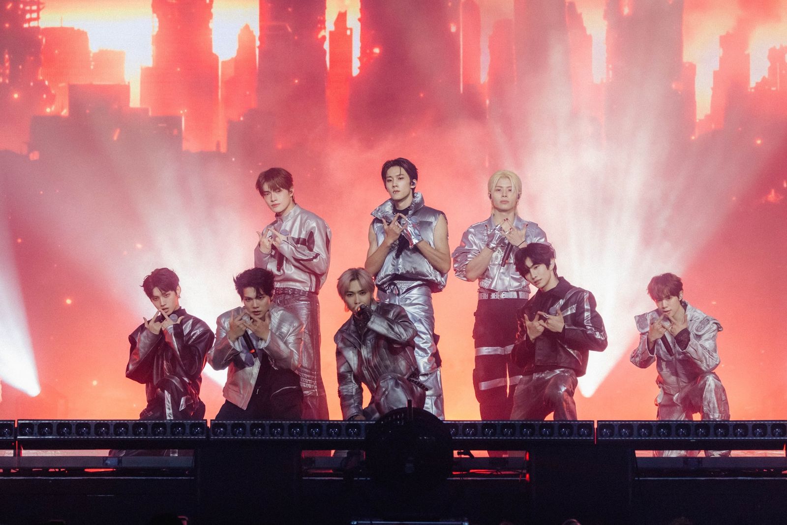 ARKis李定(前排左起)、Mikey、黃崇峻、禾雁凱、Alex、鄭彫秦(後排左起)、Vin、李東翰完成首場專場演唱會。量籽計畫提供