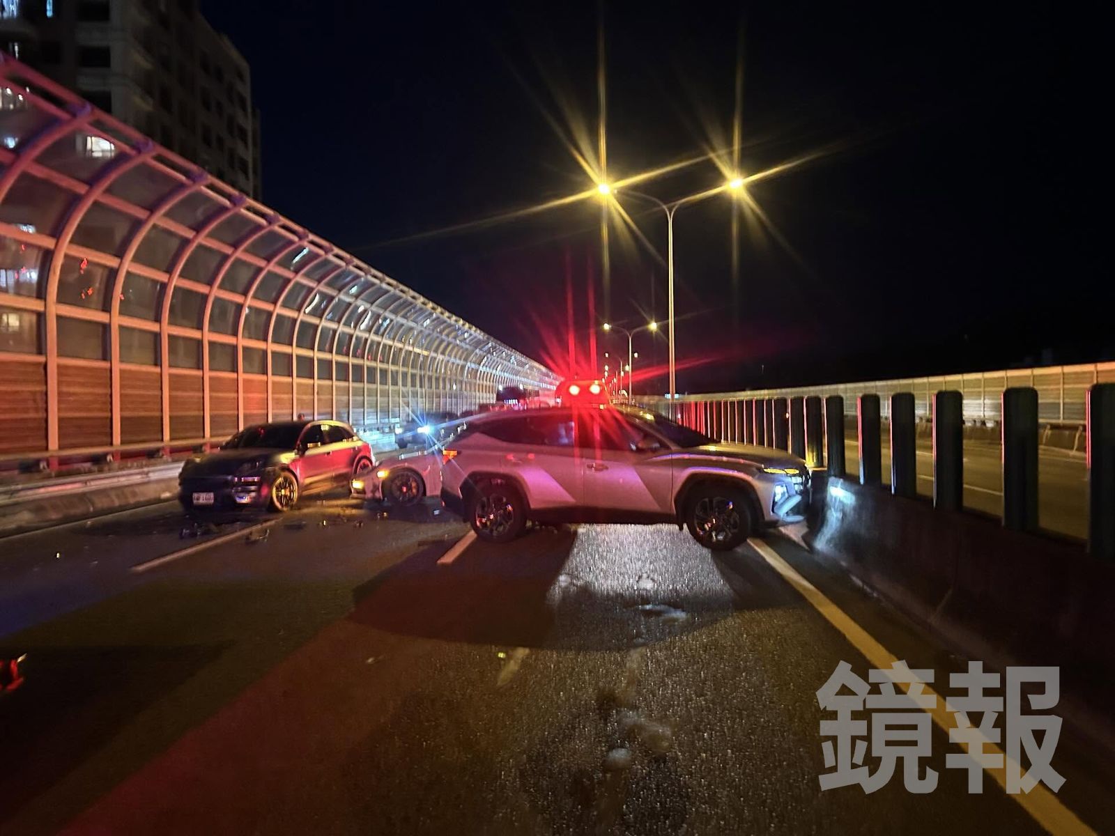 5車在快速道路撞成一團，造成5人受傷送醫，事故車輛打橫在路中央，佔用3線車道。畫面授權 threads chi_09_11