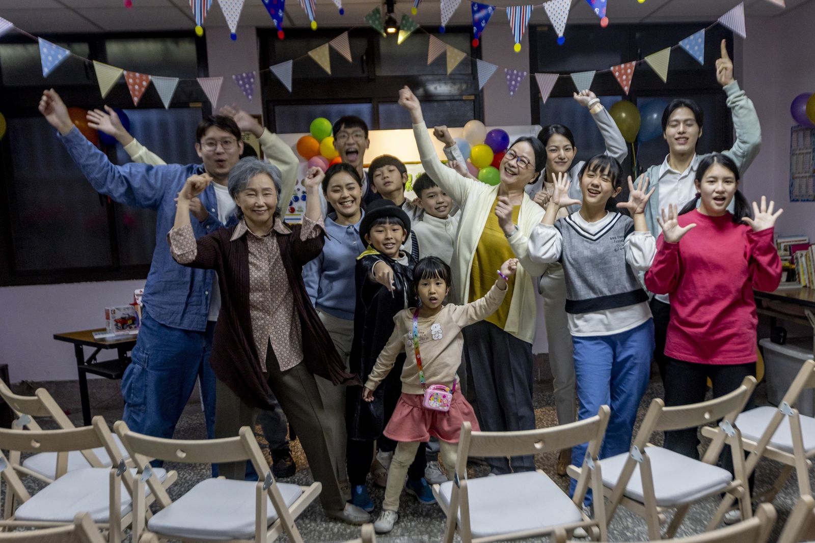 大愛劇《接住流星的人》課輔班大合照。大愛提供