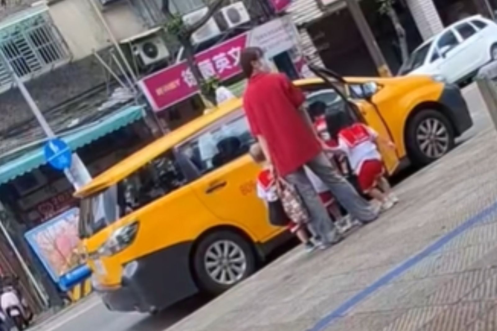 把小孩當安全氣囊?新北幼兒園「1台小黃塞15幼童」老師抱娃擠副駕 網看畫面全怒了
