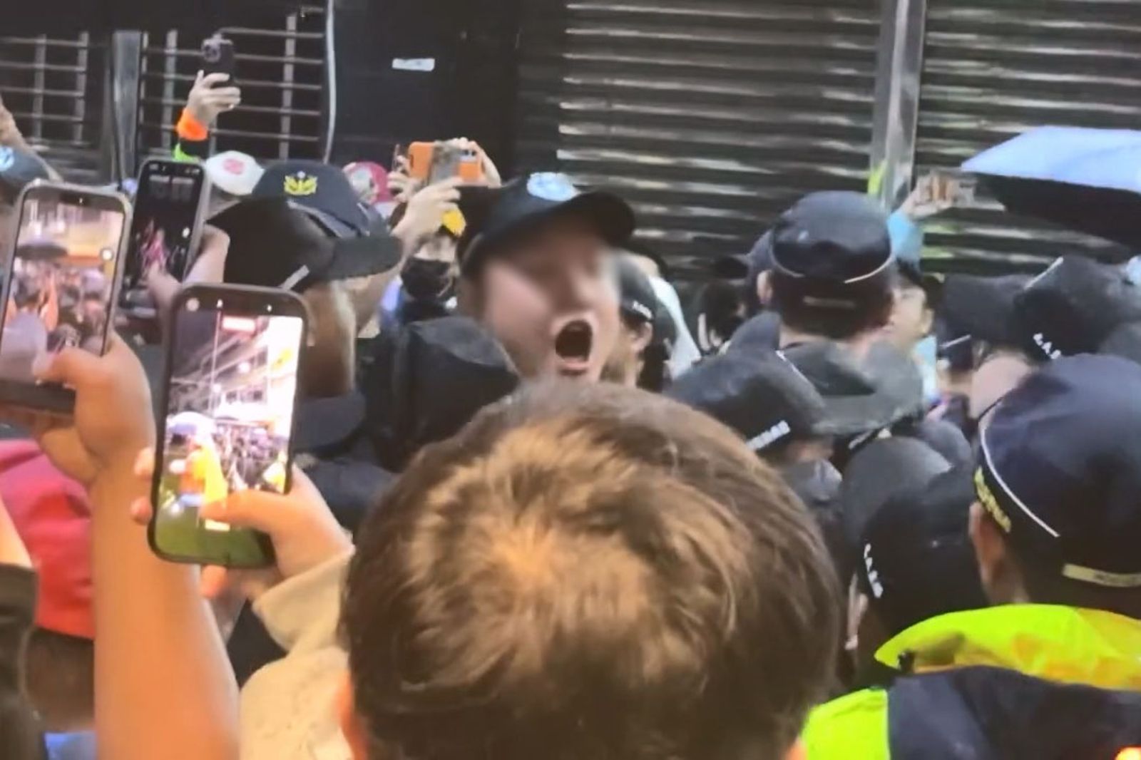 大甲媽回鑾彰化市，深夜再度爆發黑衣人推擠衝突，遶境秩序險失控。畫面翻攝 7_yucc