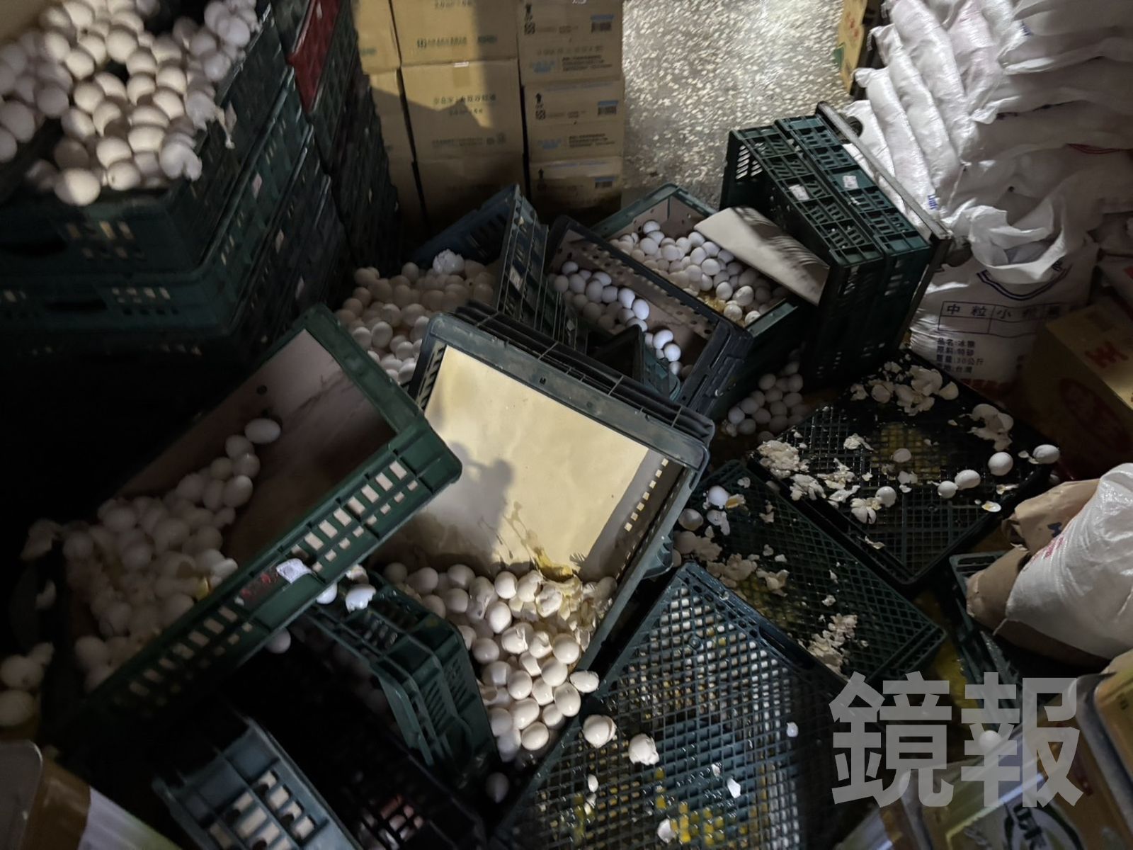 兩人因蛋爆發糾紛,哥哥直接砸翻蛋籃。翻攝畫面