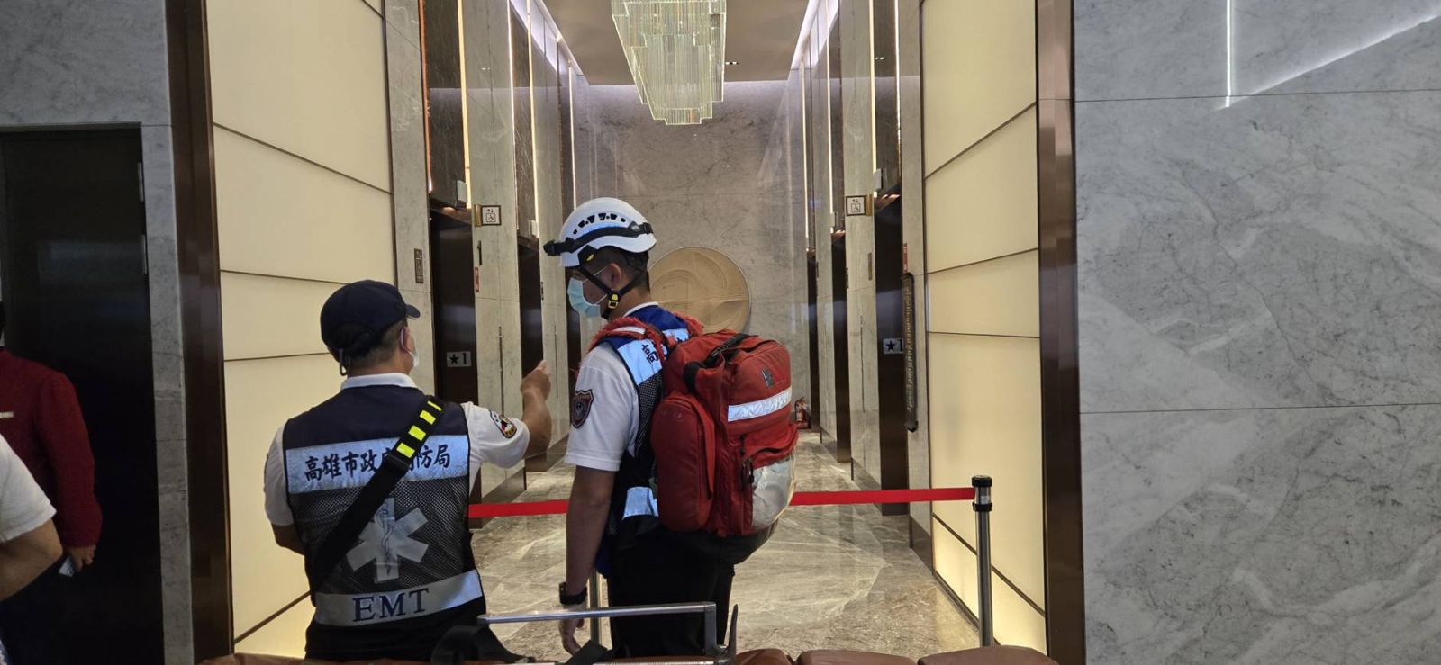 高雄義享天地下午驚傳大停電！多人受困電梯、館內一片漆黑