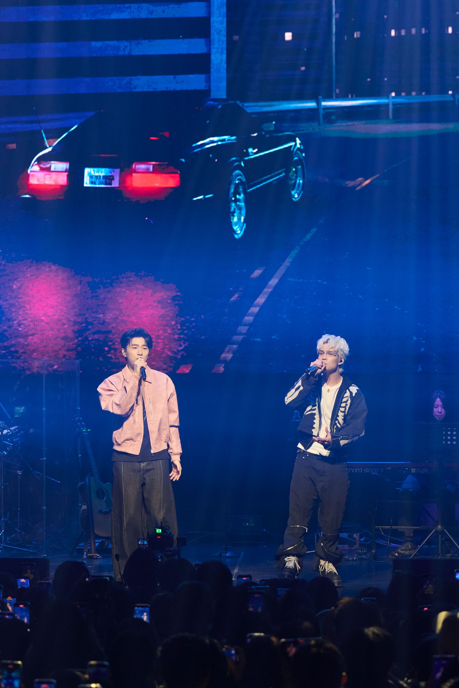 曹楊（左）邀來好友派偉俊同台合唱。杰威爾音樂提供