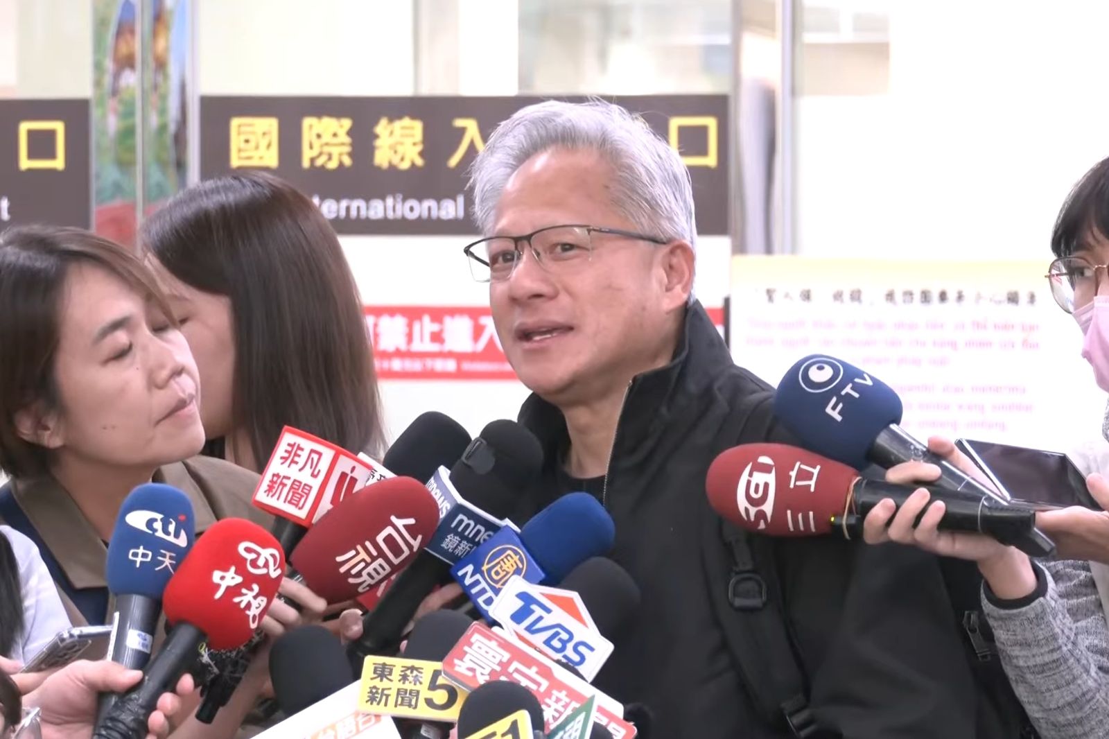 輝達生意太好所以來幫台積電加油 黃仁勳現身台南稱:很想去夜市但沒時間
