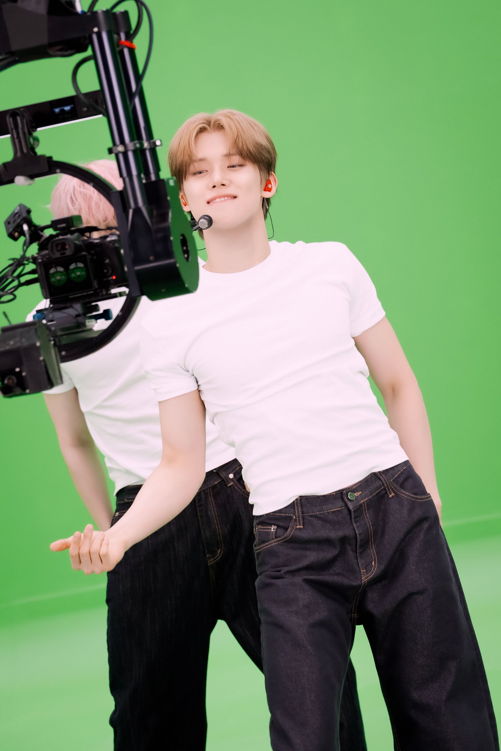 成員們拍攝影機當成MOA，盡情放電。威秀提供