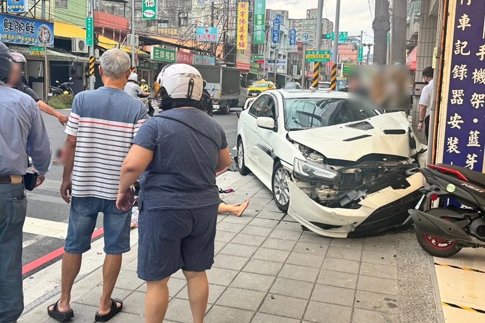 土城重大車禍　轎車撞飛多名機車騎士釀9傷！影像曝光