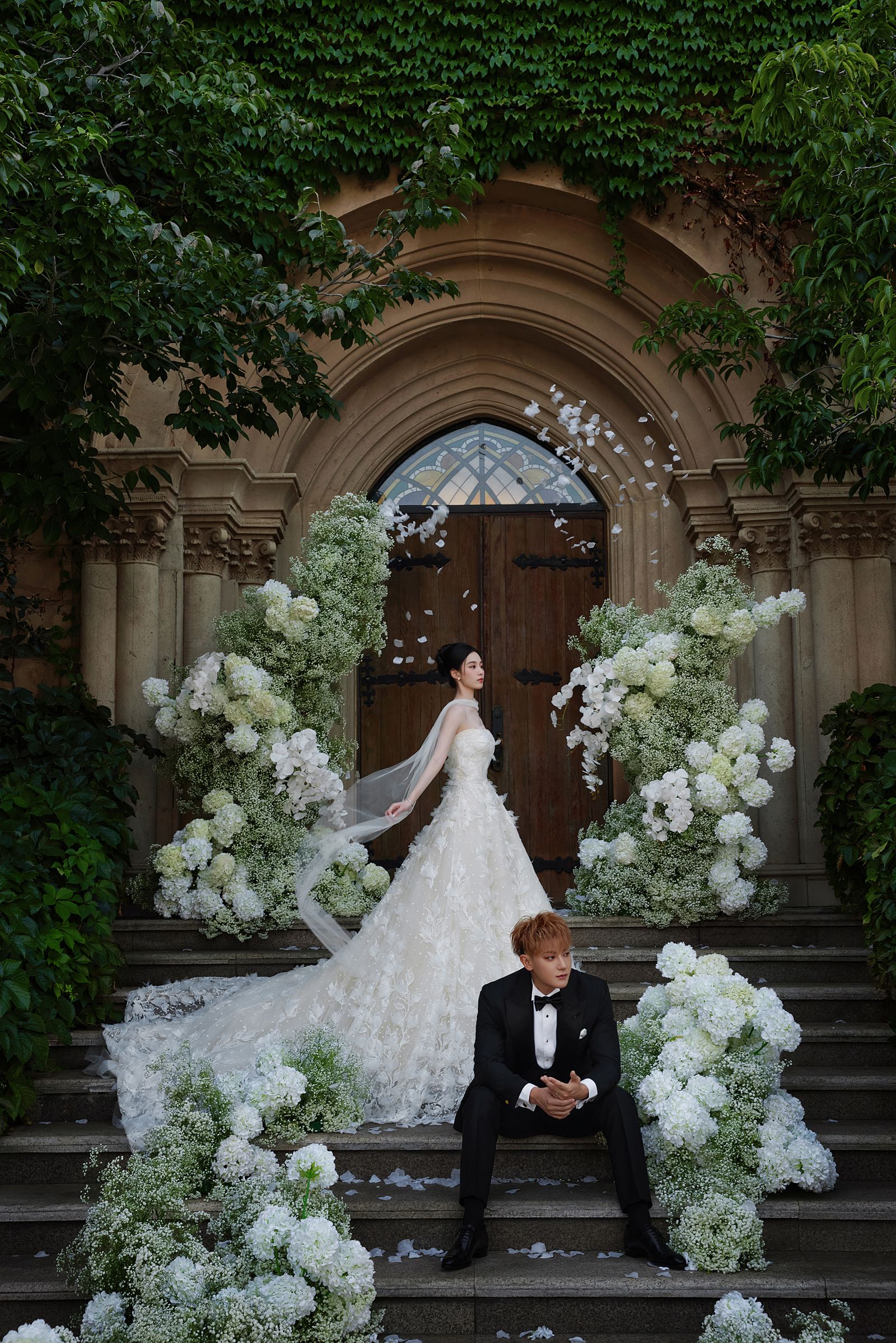 黃子韜與徐藝洋婚紗照唯美。翻攝微博