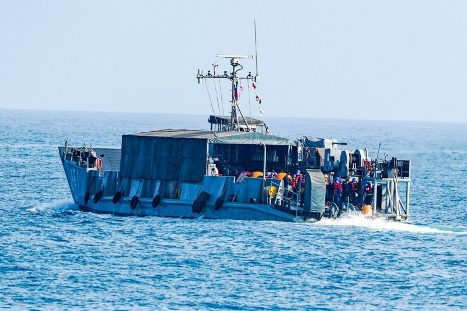 台灣過去使用通用登陸艇或機械登陸艇進行布雷，速度緩慢，圖為操演中，正在進行布雷工作的合字號通用登陸艇。圖片來源：海軍司令部臉書專頁