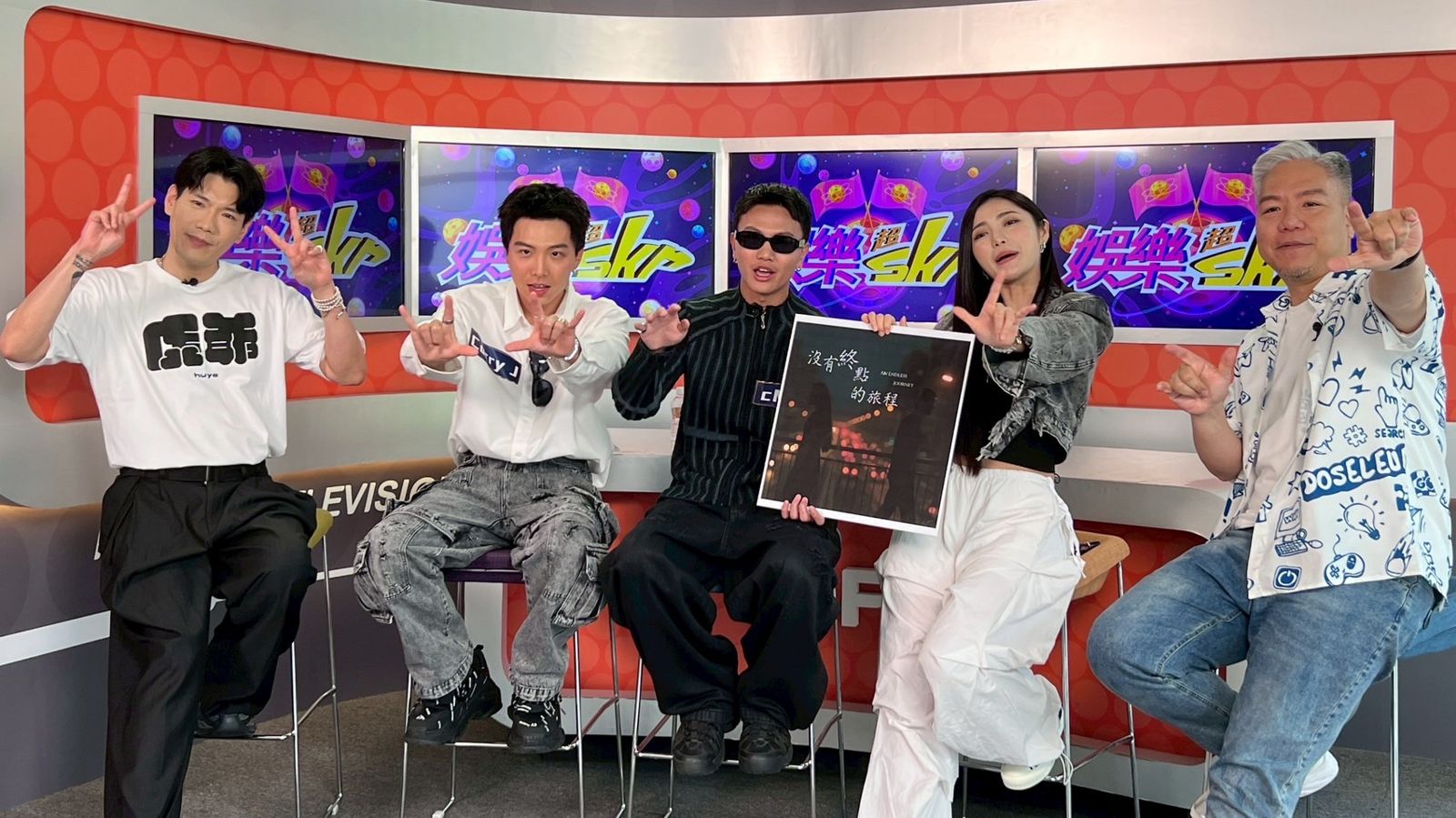 哥哥Carry J(左2)曾想放棄夢想。民視提供