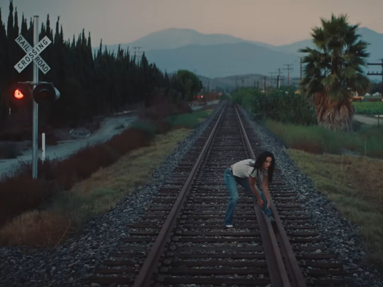 凱蒂佩芮在MV中遇到腳卡鐵軌的驚險狀況。翻攝 Katy Perry YouTube