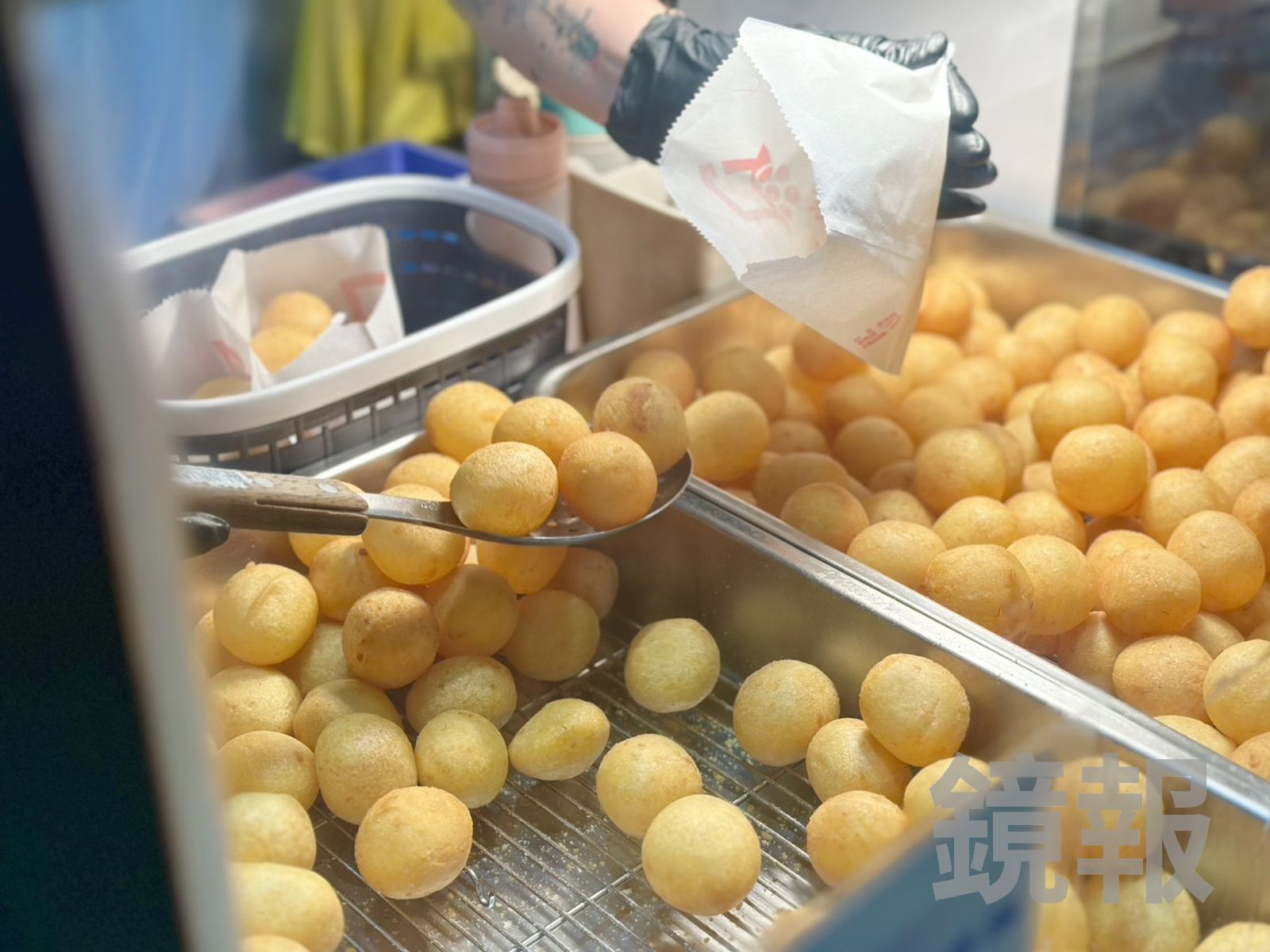 「地瓜球」炸得相當酥脆又不含油,香氣也足。(40元/包)