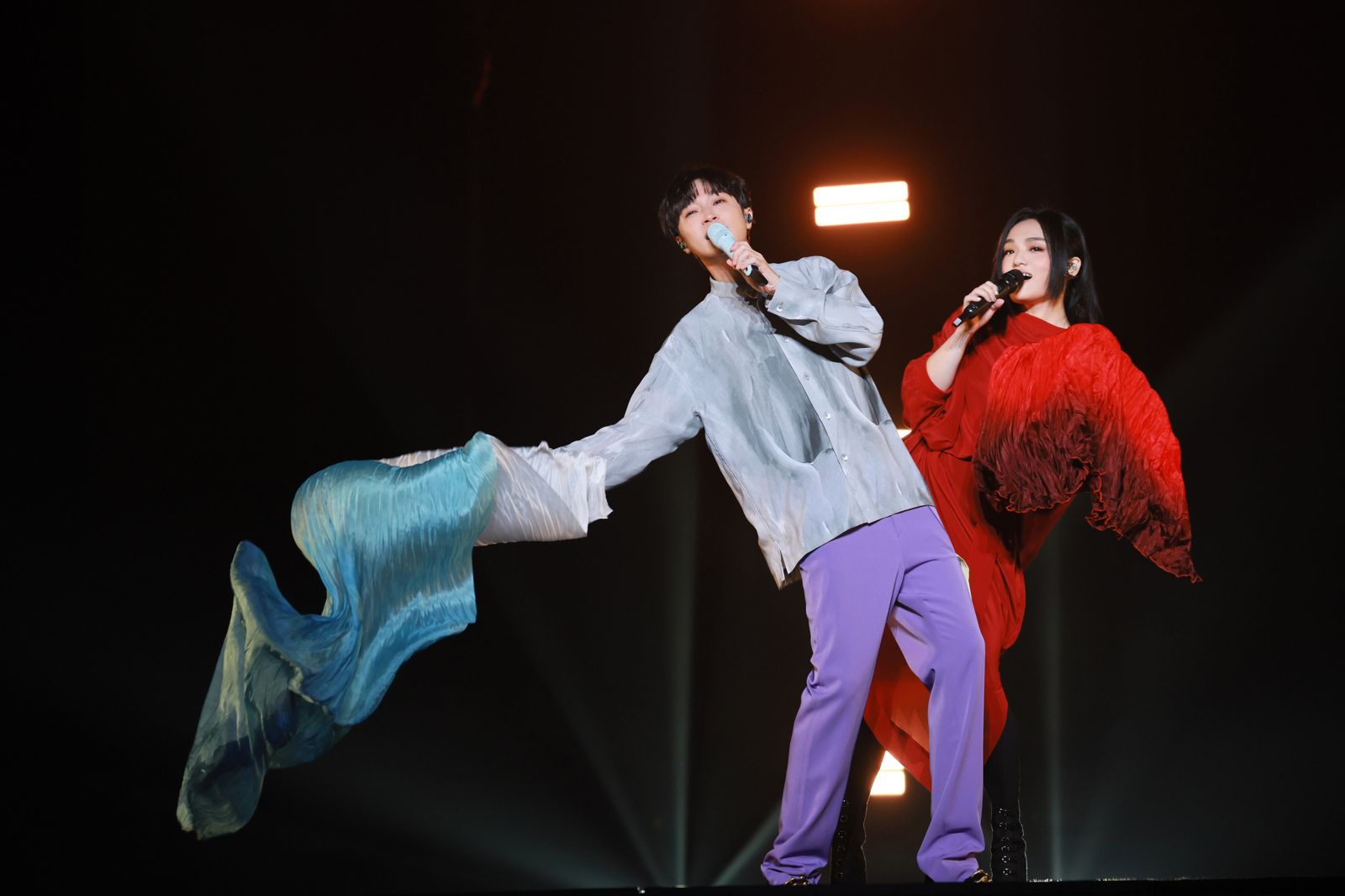 徐佳瑩密謀「扇子舞」合體　吳青峰笑岔氣：頭一遭被整