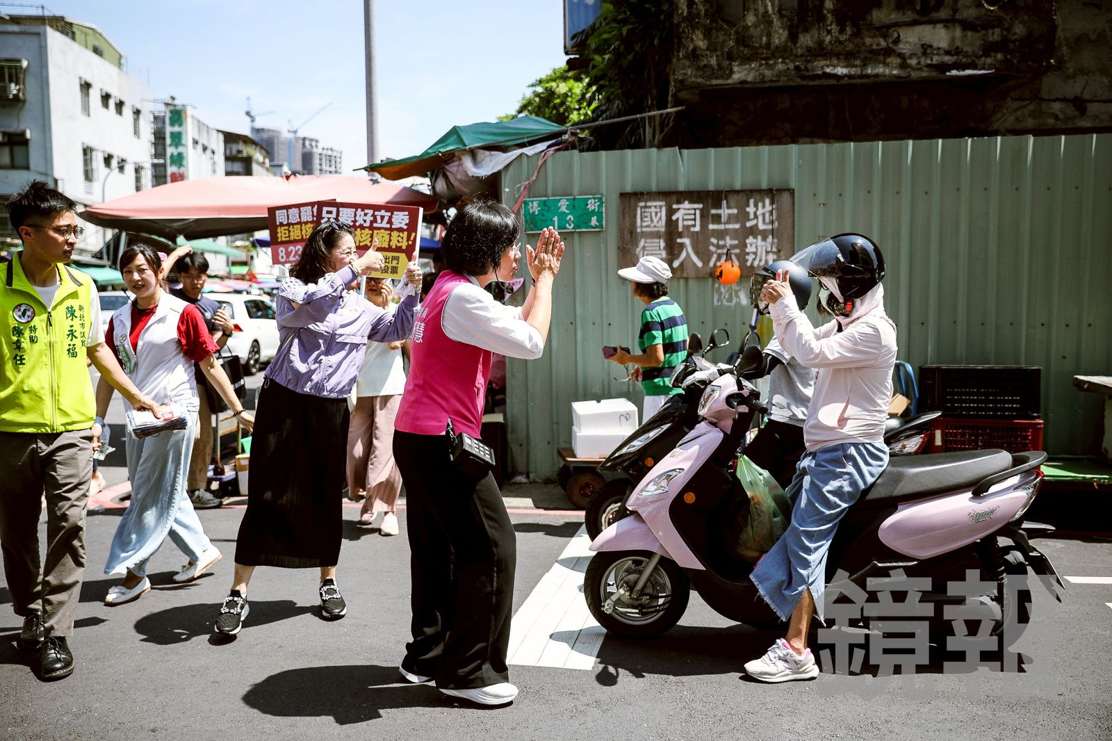 民進黨今天陪同罷團至市場掃街拜票,民眾熱情比讚。(圖/鄒保祥攝)