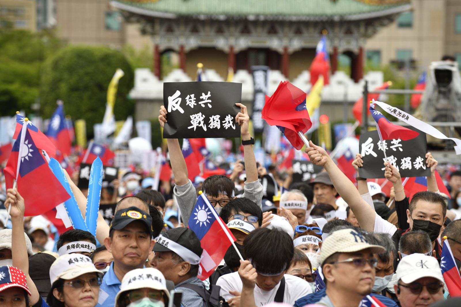 國民黨4月26日號召民眾上凱道，即以「反綠共，戰獨裁」為宣傳口號。（圖／李智為攝）