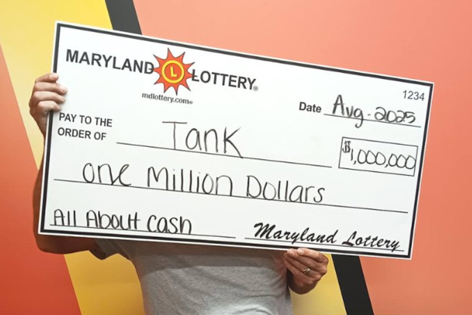 幫我挑1張刮刮樂！店員幫選中「幸運數字」爽抱3千萬回家　
