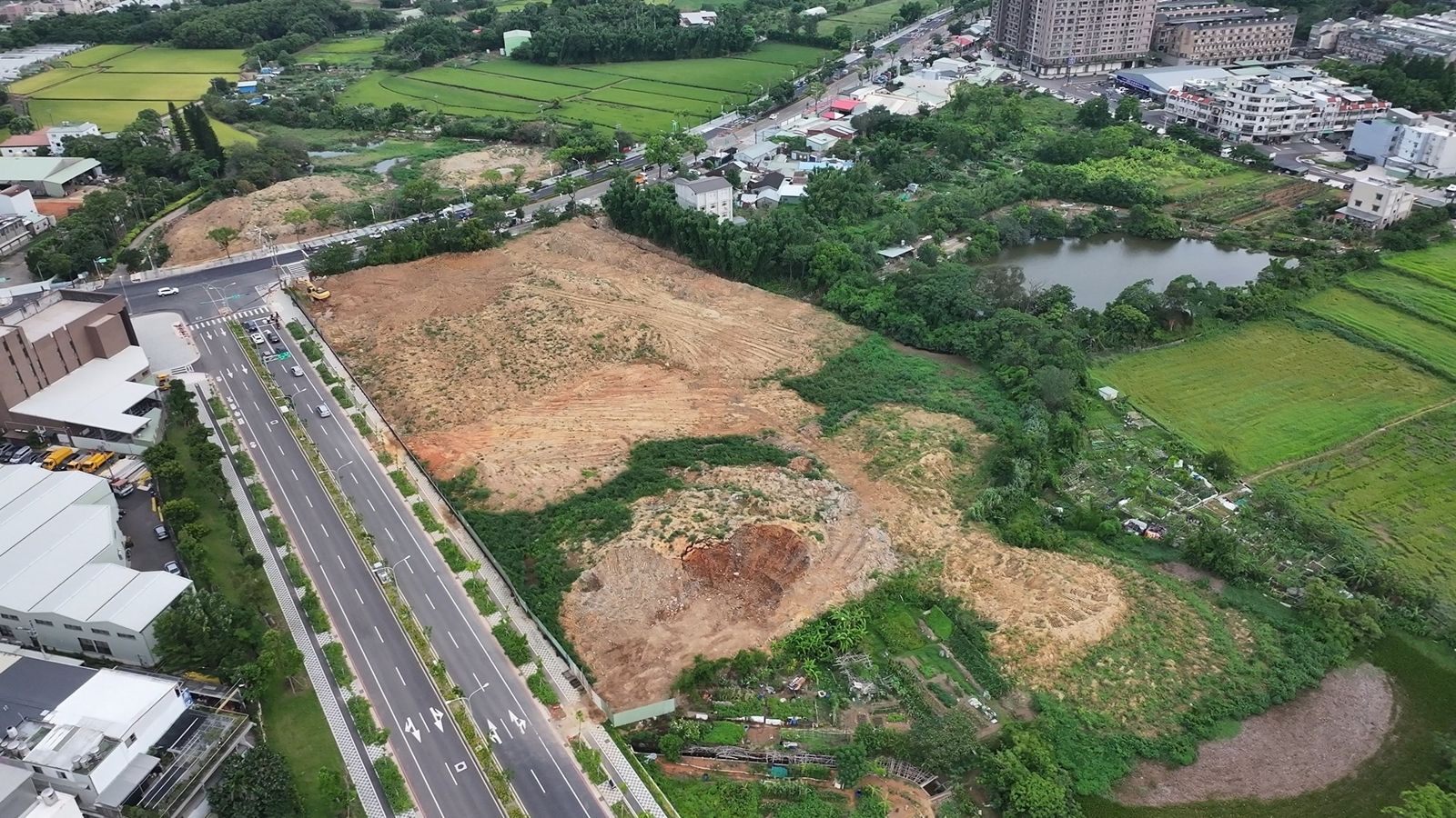 太囂張！桃園廢土集團非法填埋10萬立方公尺　怪手遭查扣竟撕毀封條偷載走
