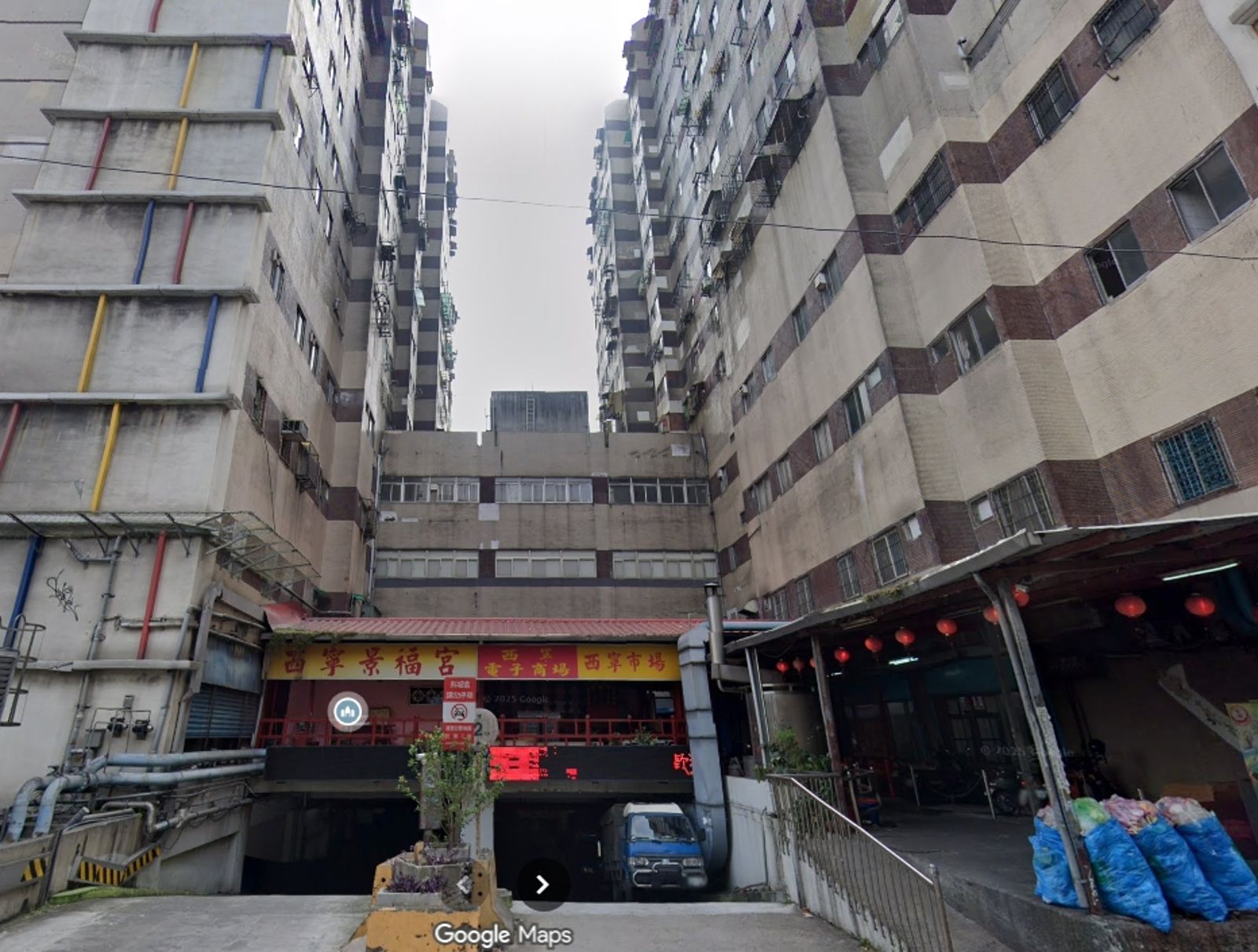 西寧國宅設置的土地公廟位於停車場通道上方。圖／翻攝自Google Maps網站