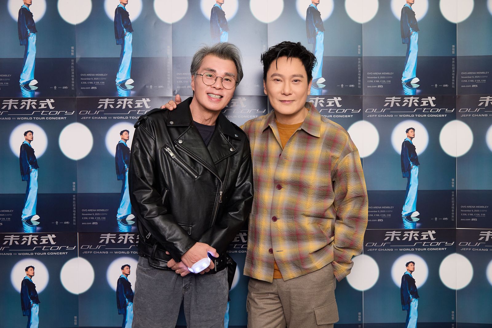 張信哲在倫敦開唱，〈太想愛你〉作曲人葉良俊驚喜現身。潮水音樂提供