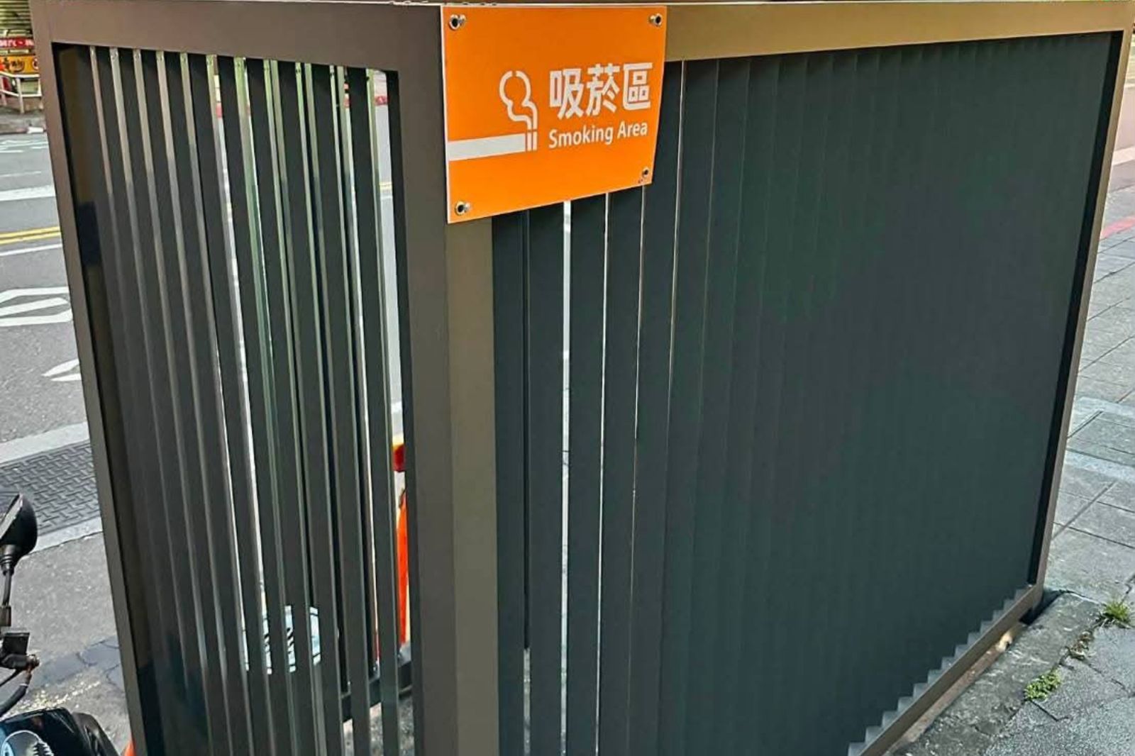台北萬華「路邊吸菸區」超露天 網傻眼:是狗籠嗎?