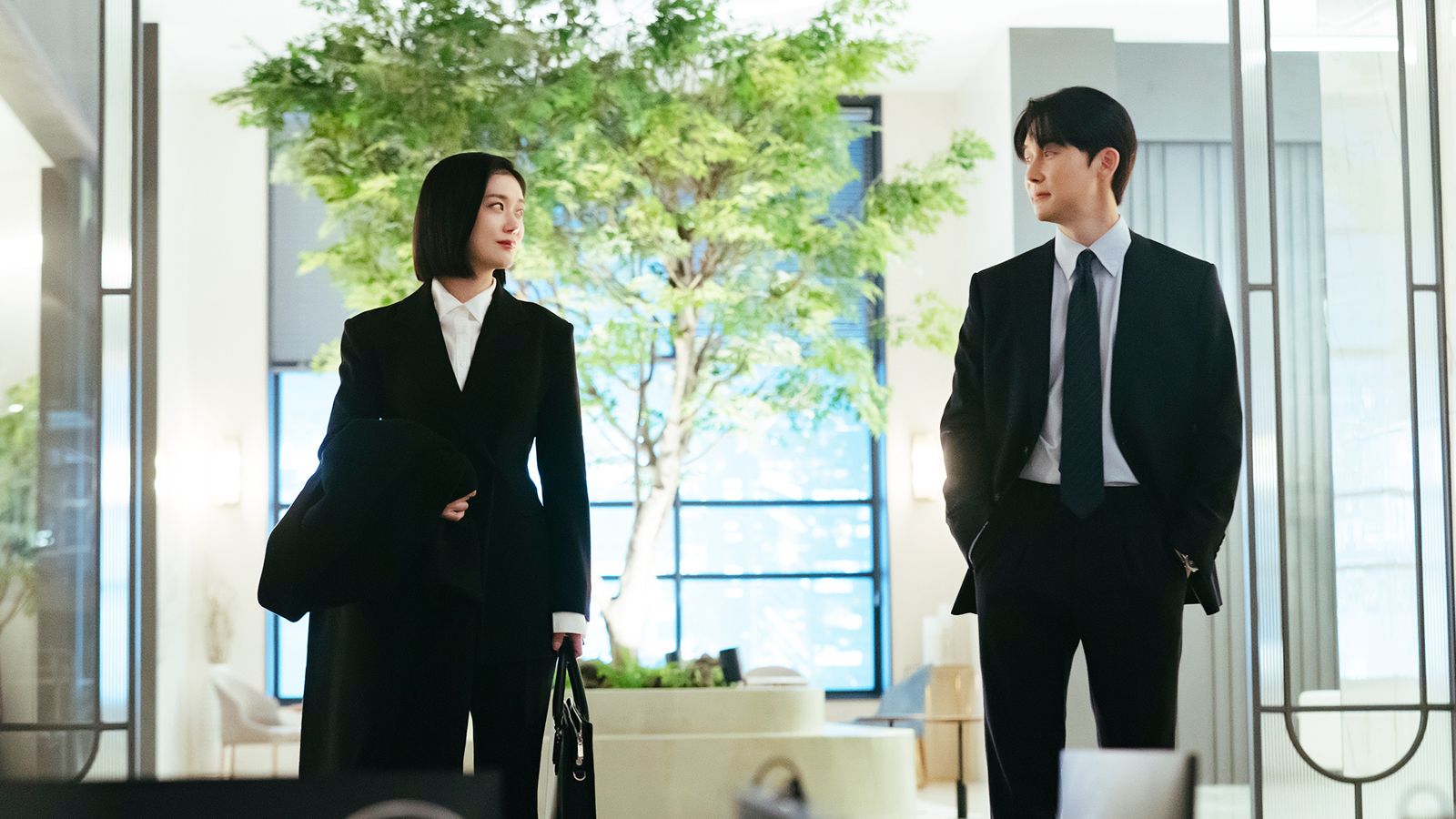 金准韓(右)劇中默默守護張娜拉。龍華影劇台提供