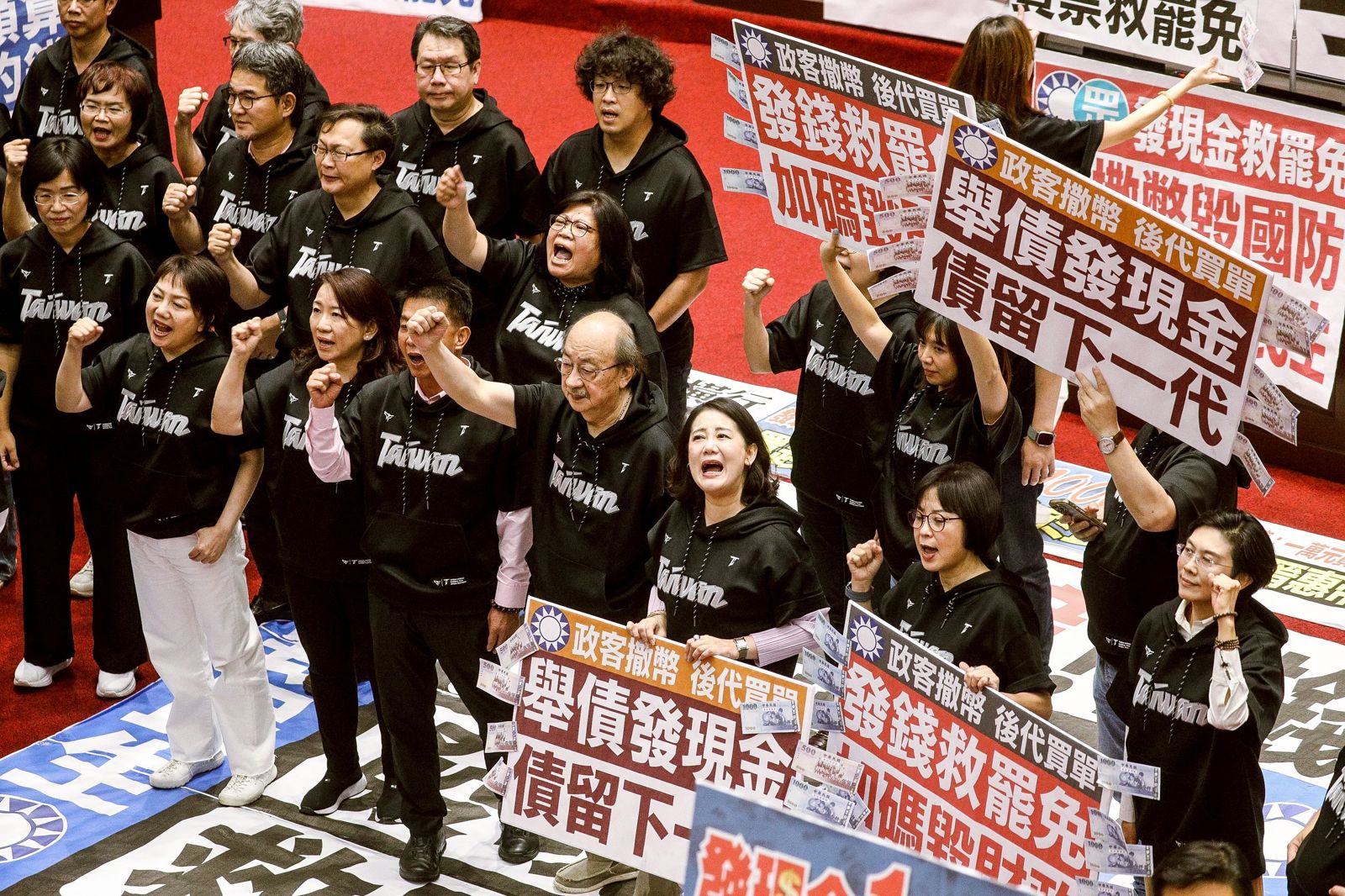 在野黨挾人數優勢通過普發一萬的特別條例,執政黨在議場表達反對立場。鄒保祥攝