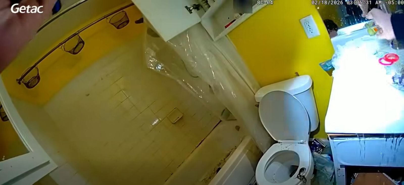 浴室裡的洗手台不斷流水。圖／翻攝自FB／Flint Township Police Department