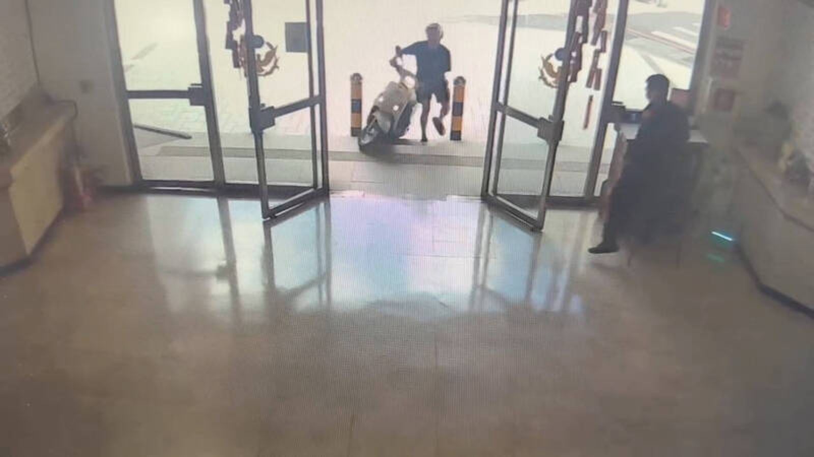 基隆男騎車逆向衝撞市警局　警拔槍喝令趴下強勢壓制逮捕