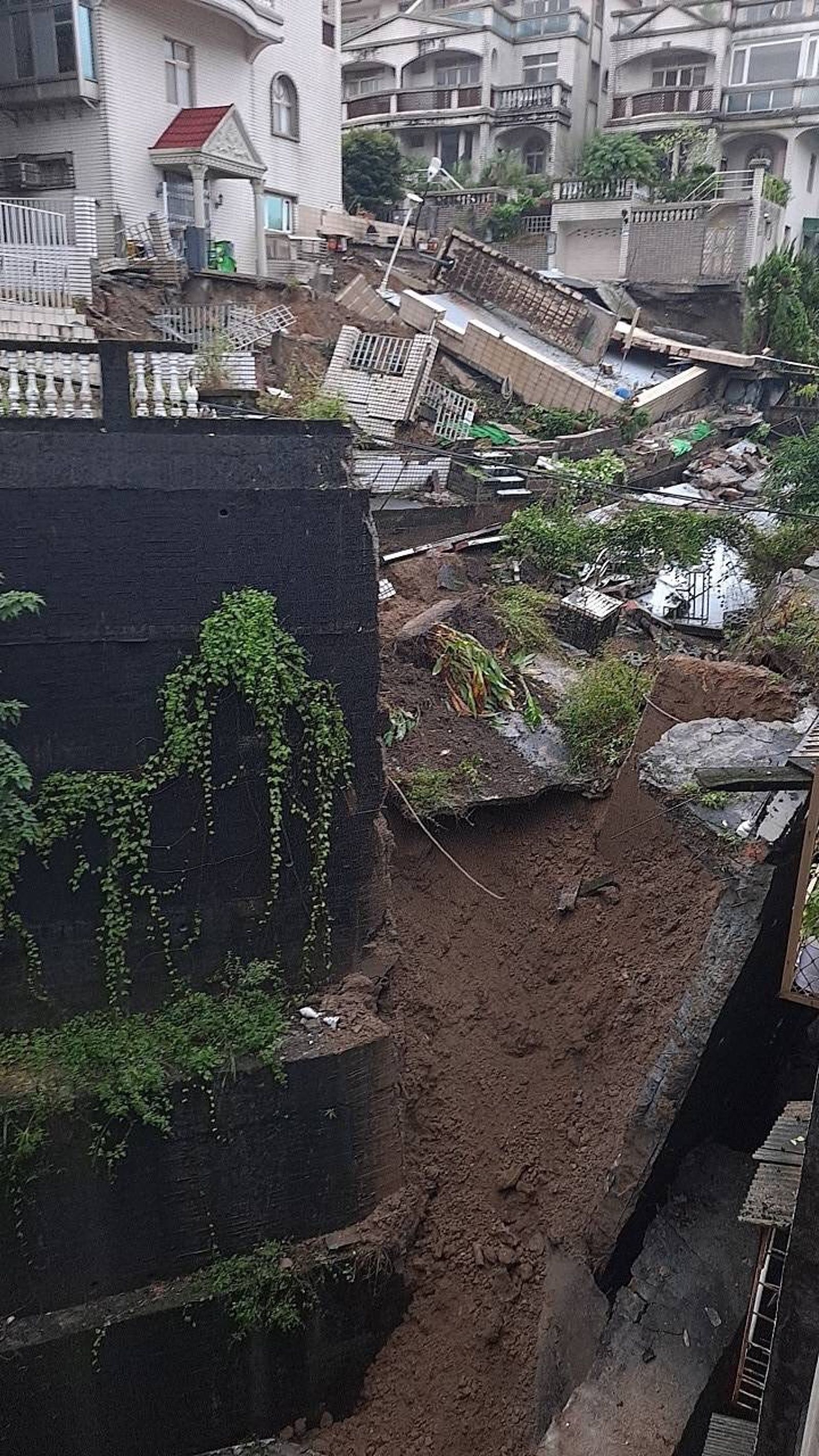 擋土牆已崩落,市府撤離108人。翻攝自Threads@liudaxiong_0713