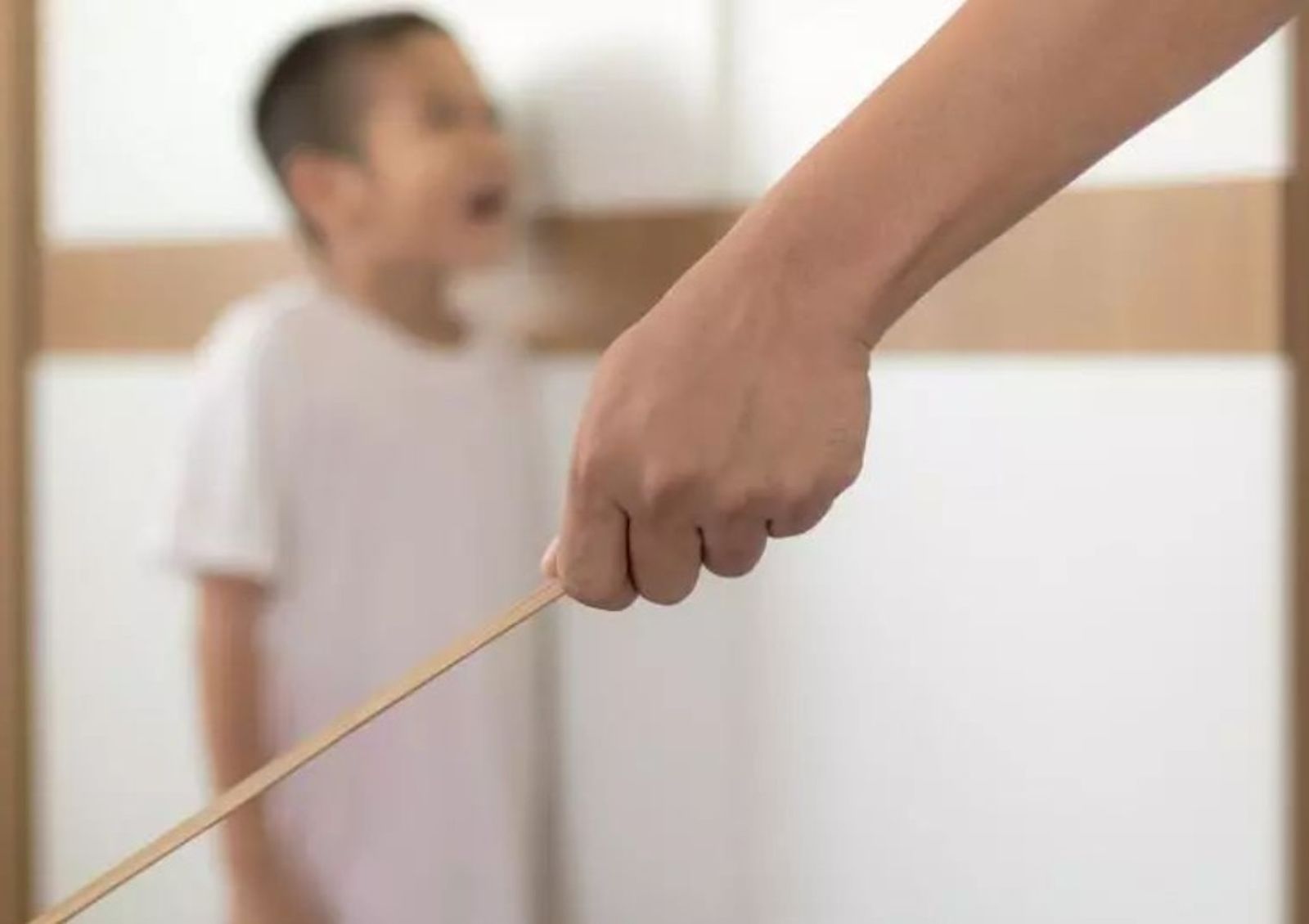 太狠心！悲情兄弟「不睡覺、疑偷錢」　 阿公老爸輪流抄拍痧板開扁