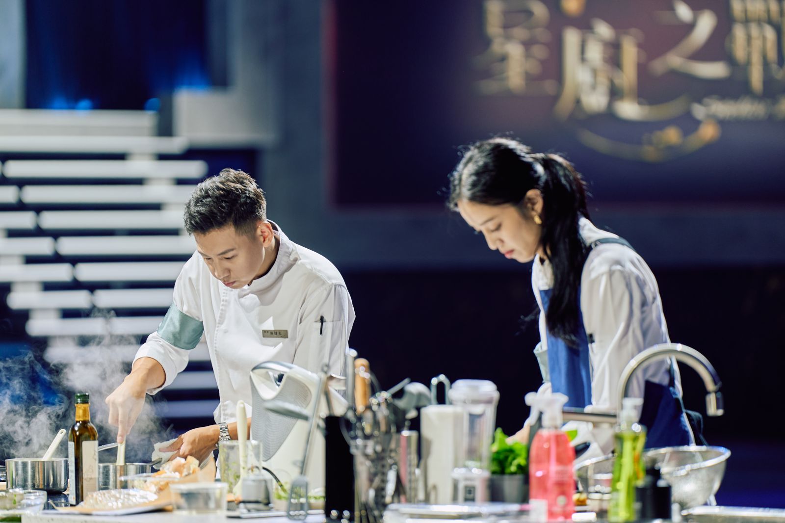 陳庭妮(右)對胡宇威濺血意外毫不知情。華視提供