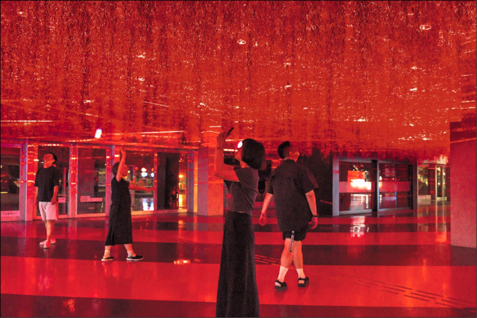 北藝中心化身「超級大夜燈」！　藝術家高德亮《晚風》點亮城市夜空