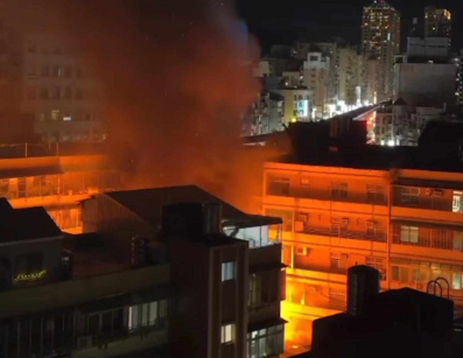 內湖成功路木造民宅祝融！現場烈火熊熊　消防出動80人緊急灌救