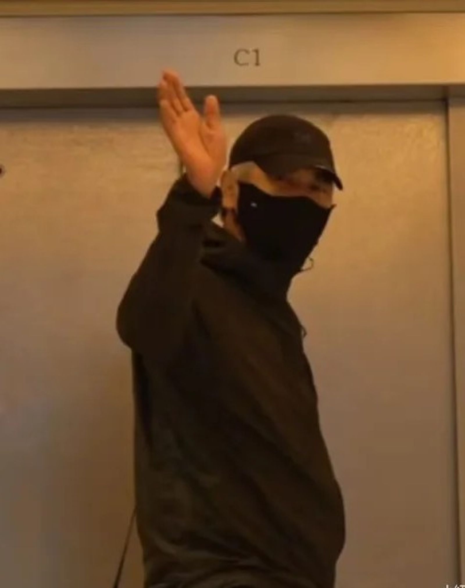 周潤發被拍到赴醫院探望許紹雄。翻攝小紅書