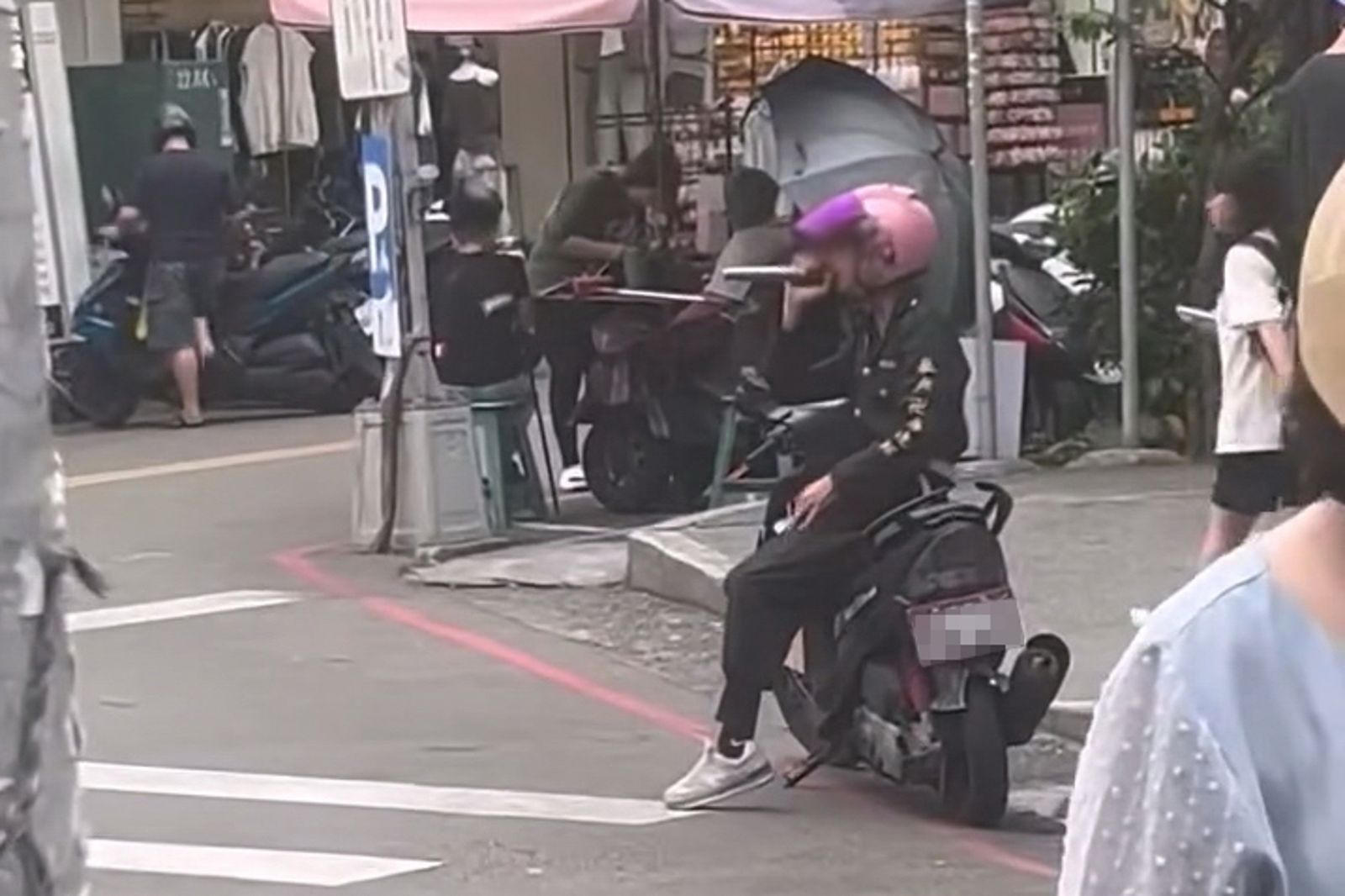 民眾目擊，這名男子把機車停在轉角紅線，拿著麥克風自顧自地唱起歌來。畫面翻攝threads sun___qq