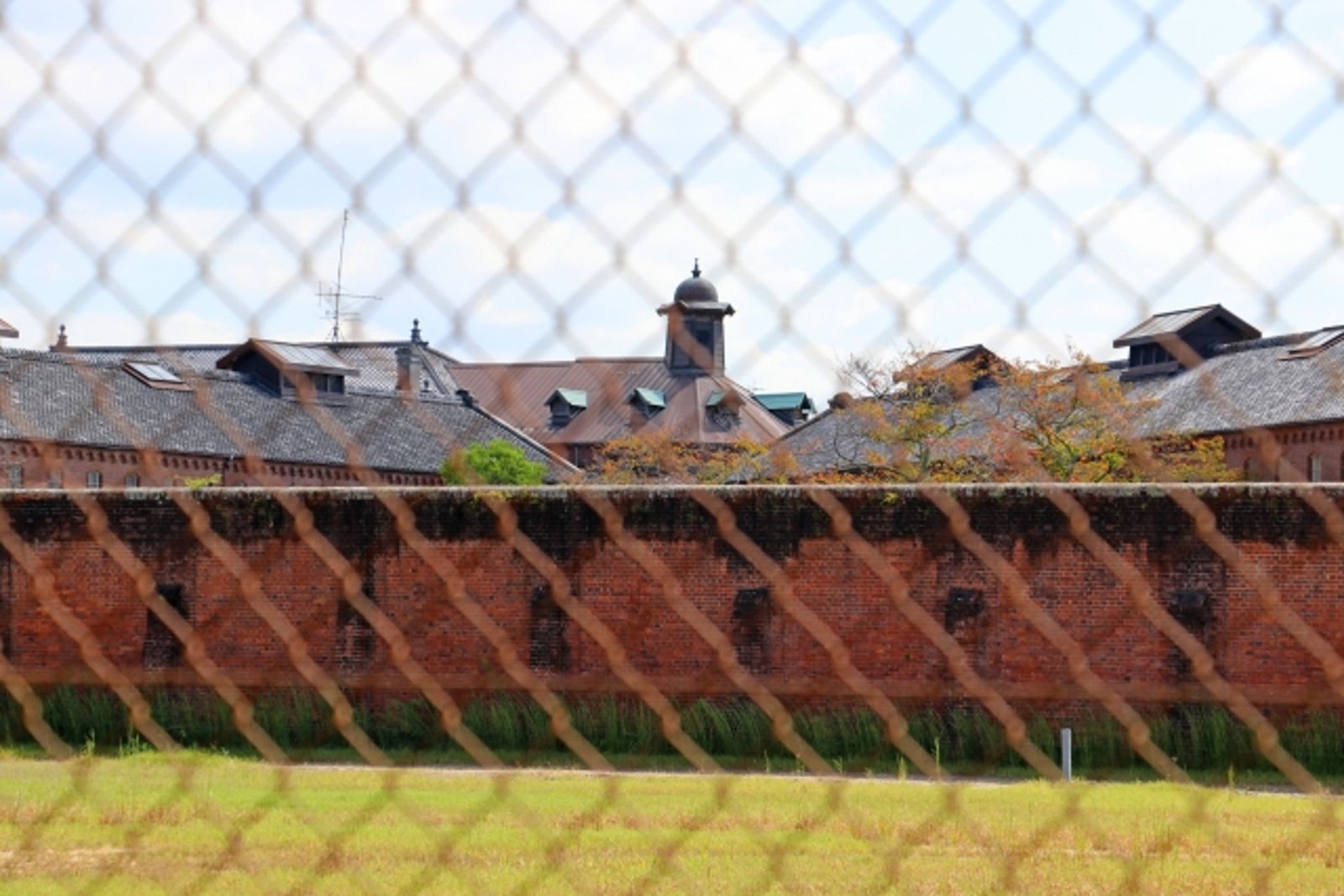 好安全？20歲囚犯「躲行李袋」越獄　獄警全沒發現