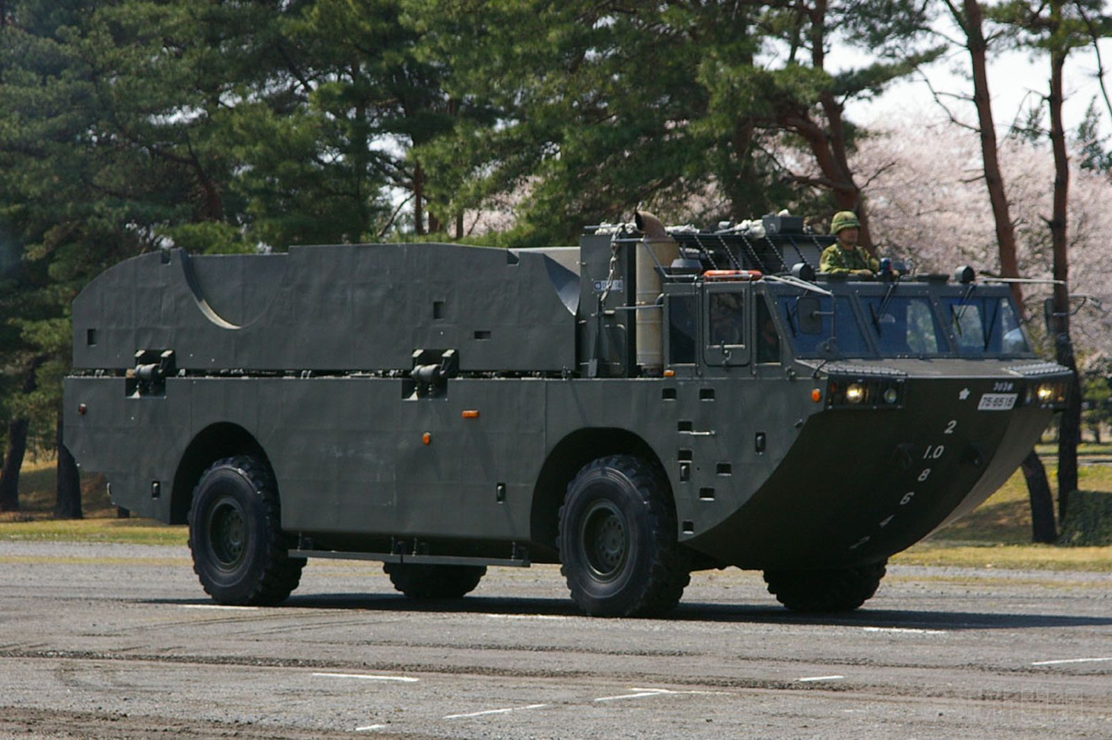 日本自衛隊94式水際地雷敷設裝置的兩棲布雷車，在公路上移動的運輸型態。圖片取自維基百科